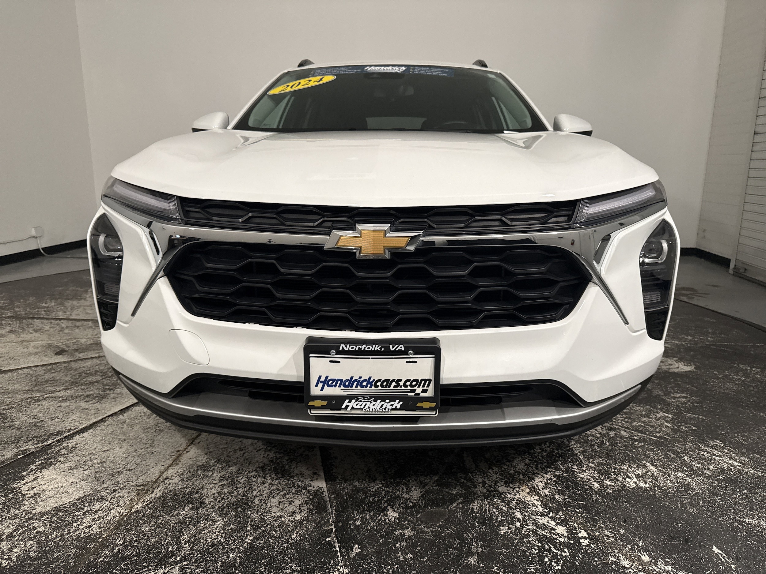 2024 Chevrolet Trax LT photo 2
