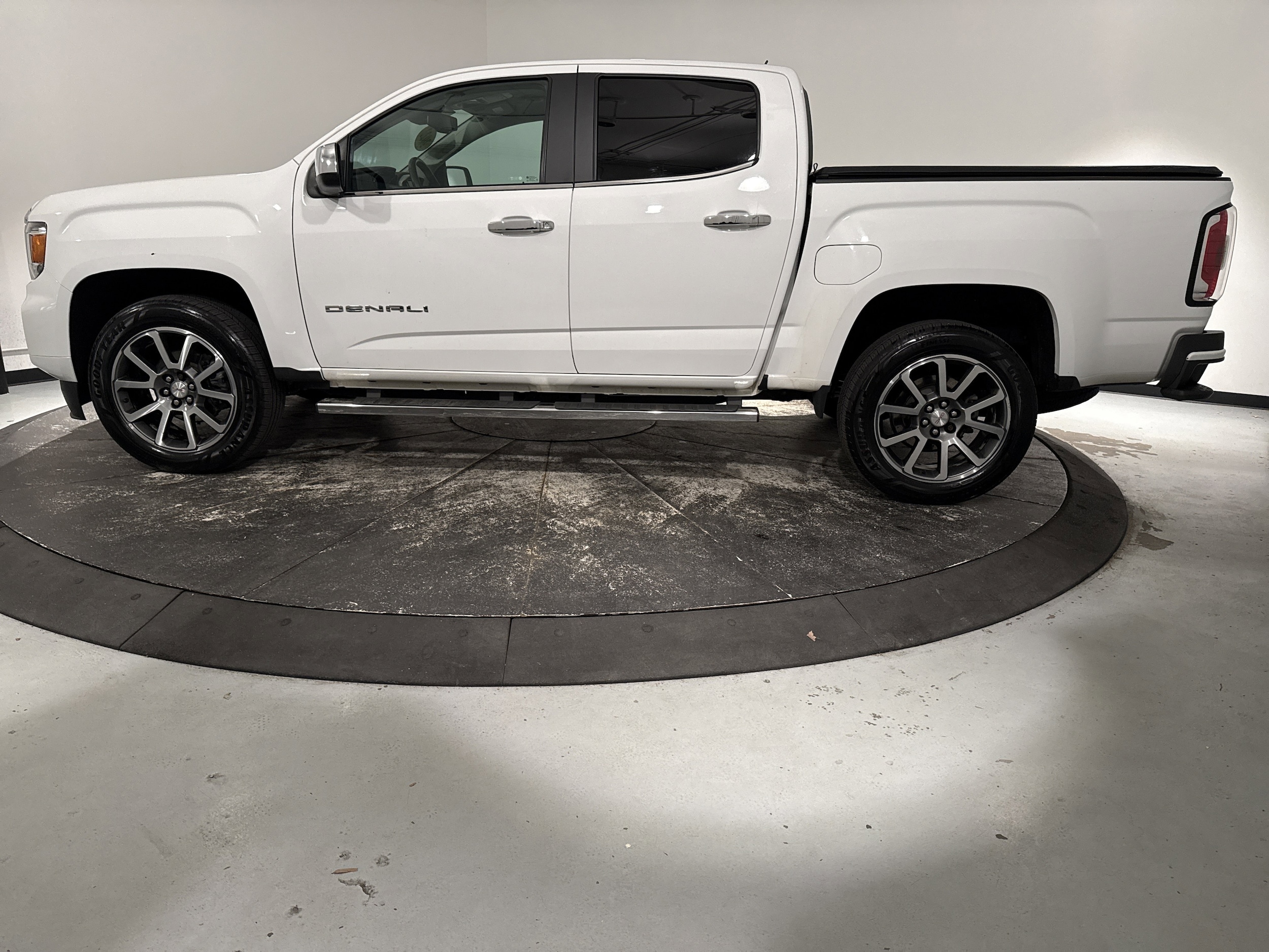 2022 GMC Canyon 4WD Denali photo 5