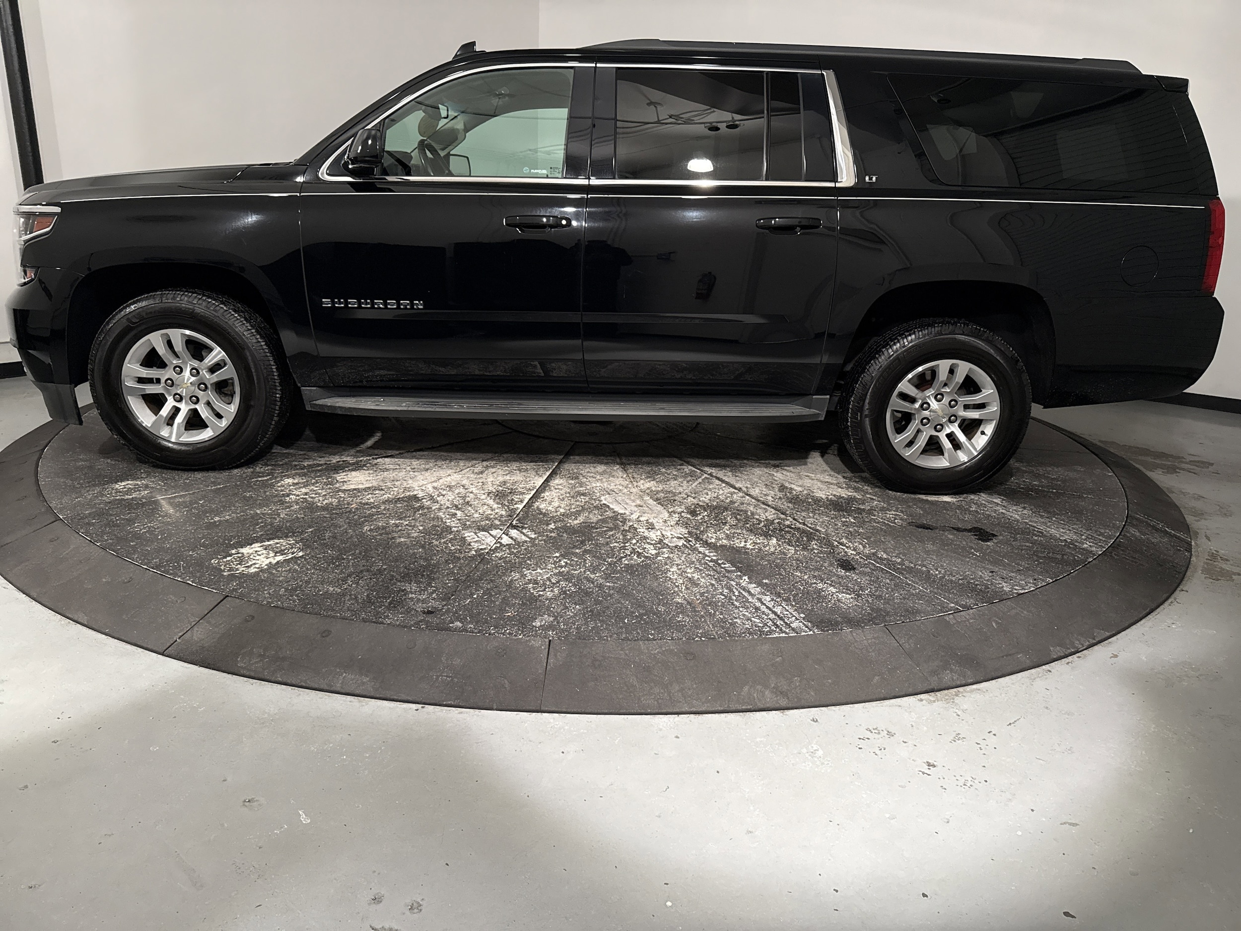 2018 Chevrolet Suburban LT photo 6
