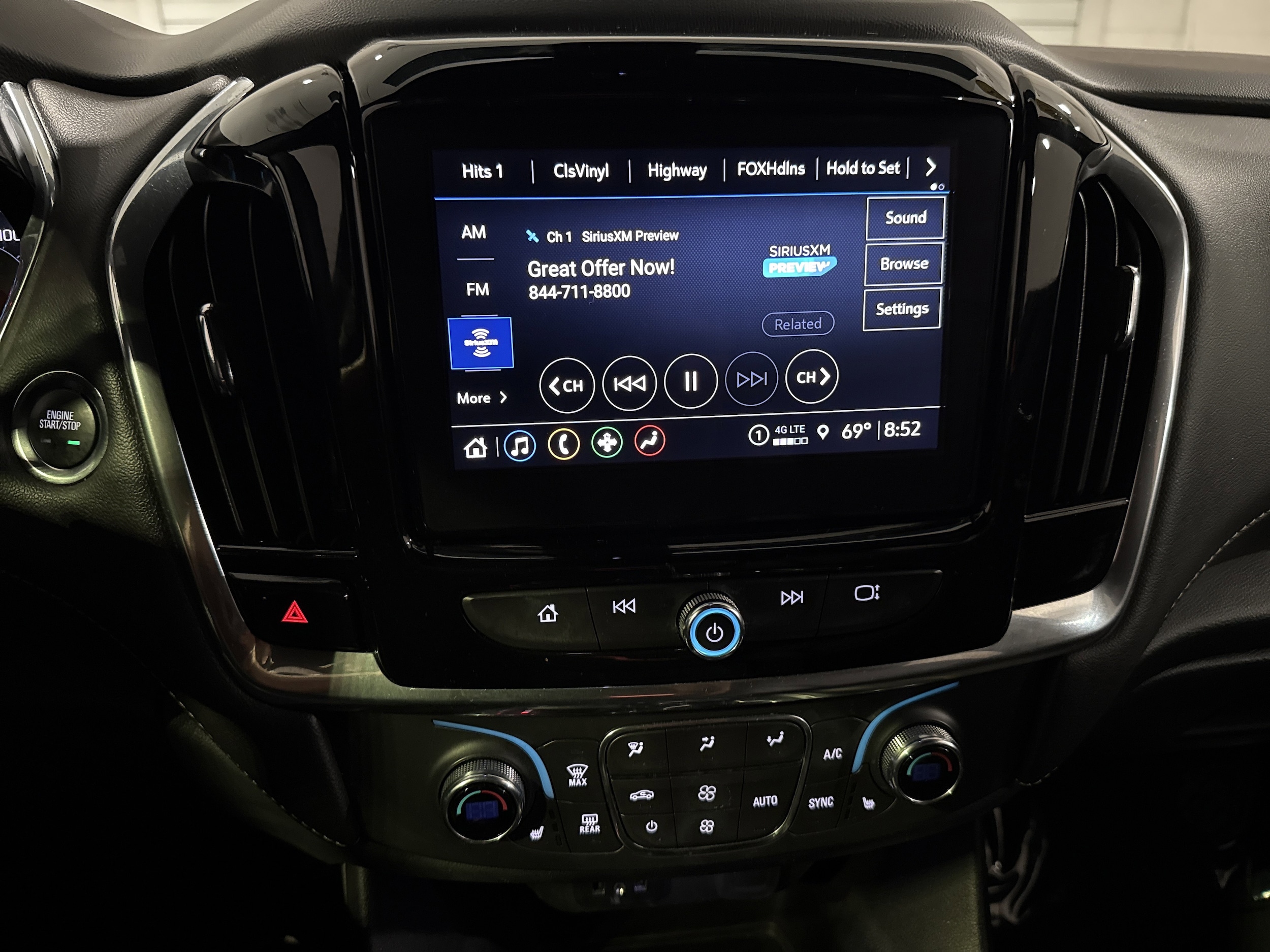 2023 Chevrolet Traverse LT Leather photo 2