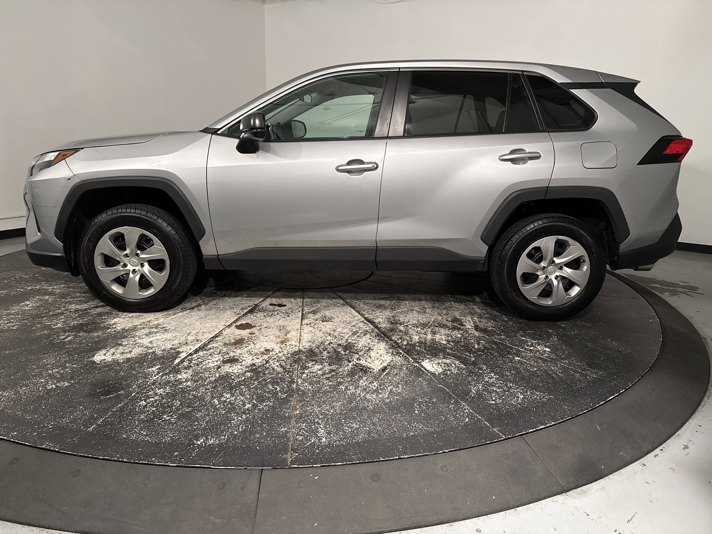 2023 Toyota RAV4 LE photo 6