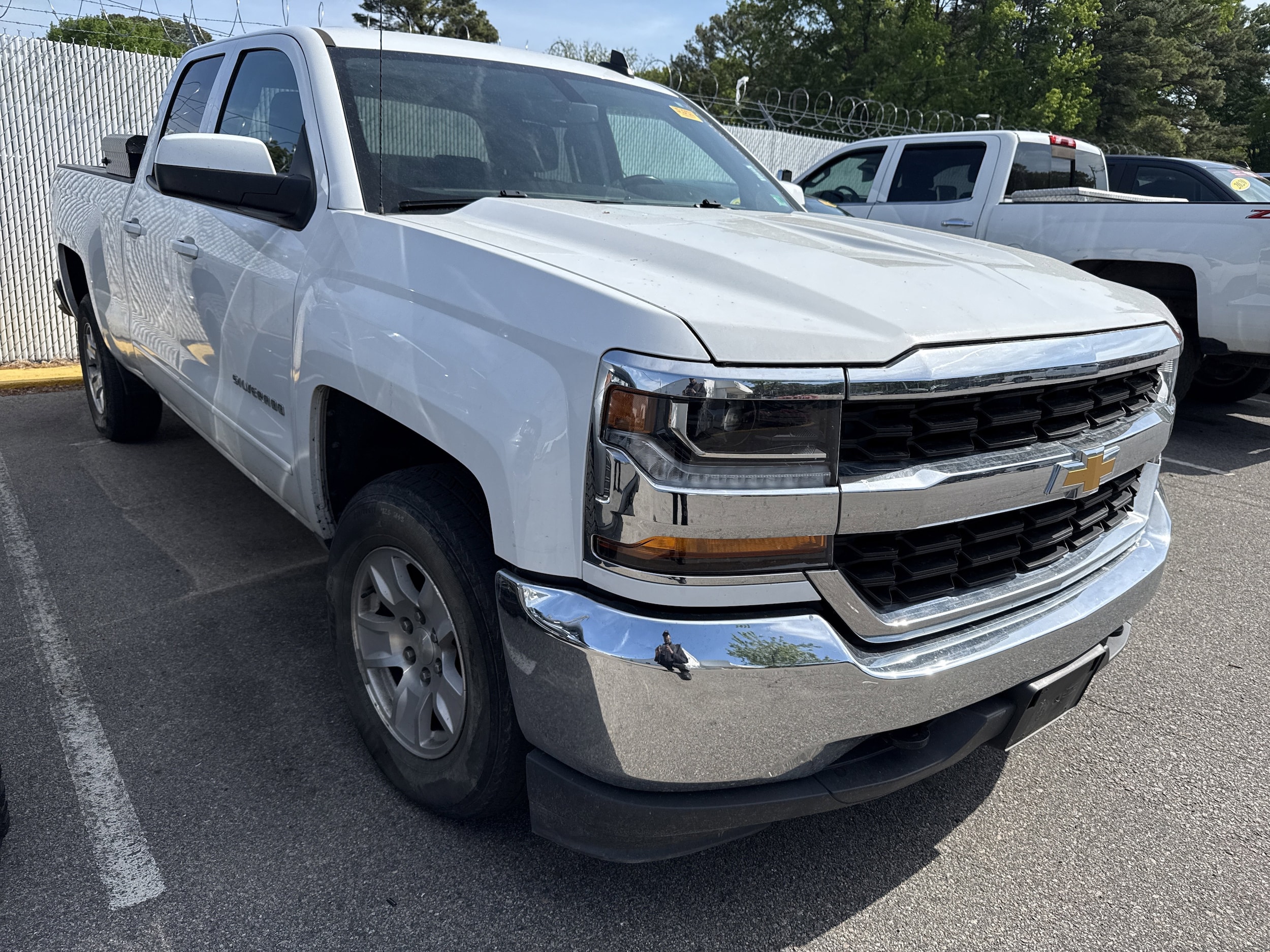 2019 Chevrolet Silverado 1500 LD LT photo 2