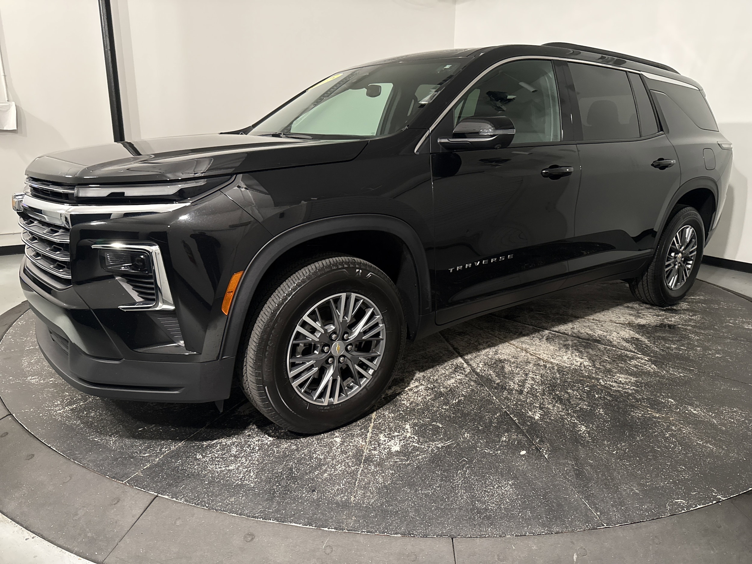 2025 Chevrolet Traverse FWD LT photo 4