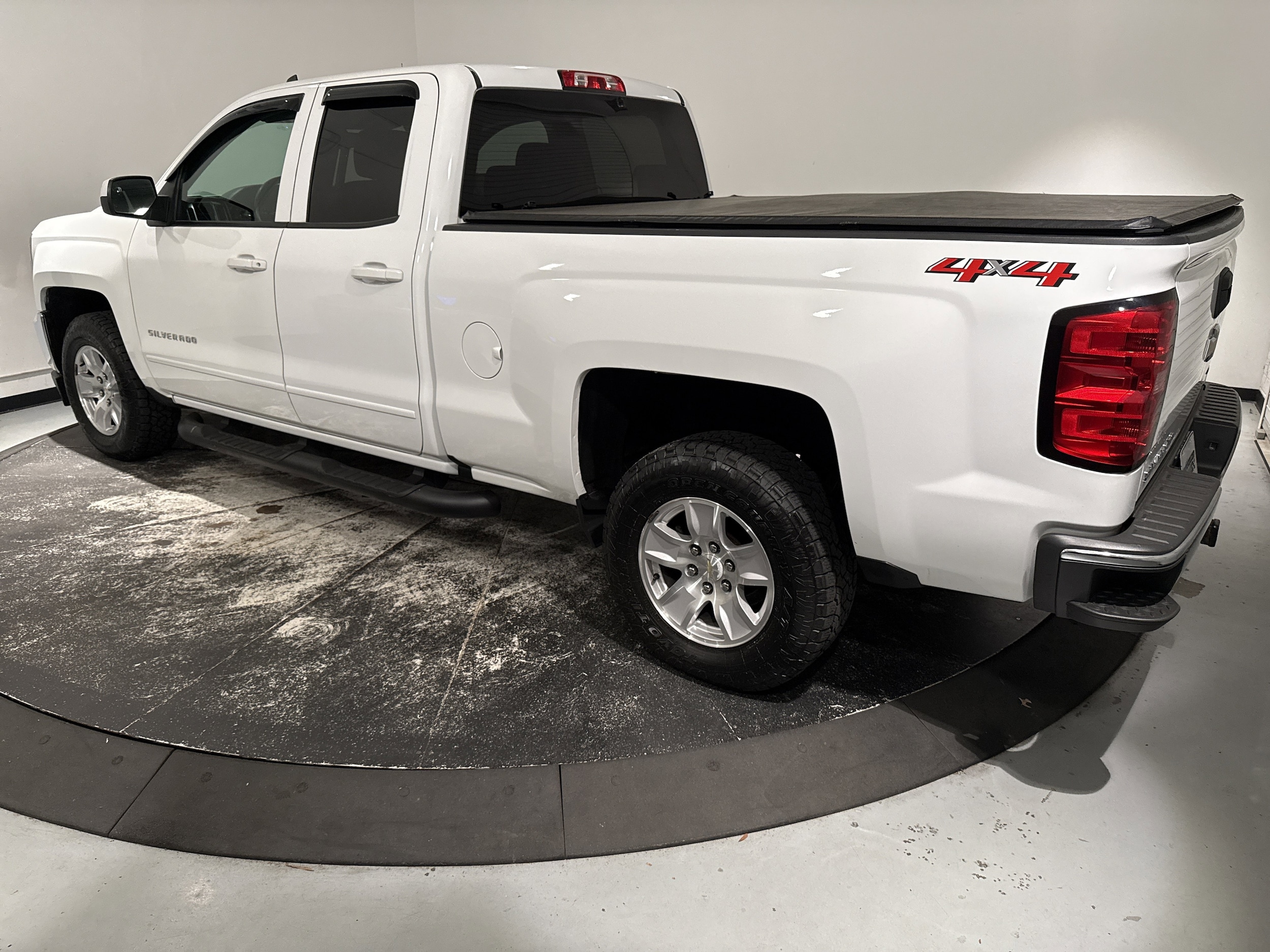 2018 Chevrolet Silverado 1500 LT photo 3