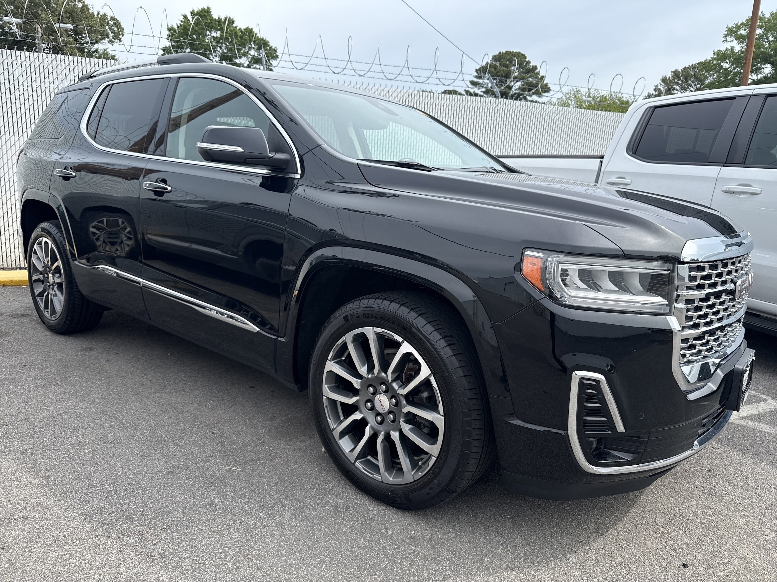 2021 GMC Acadia photo 2