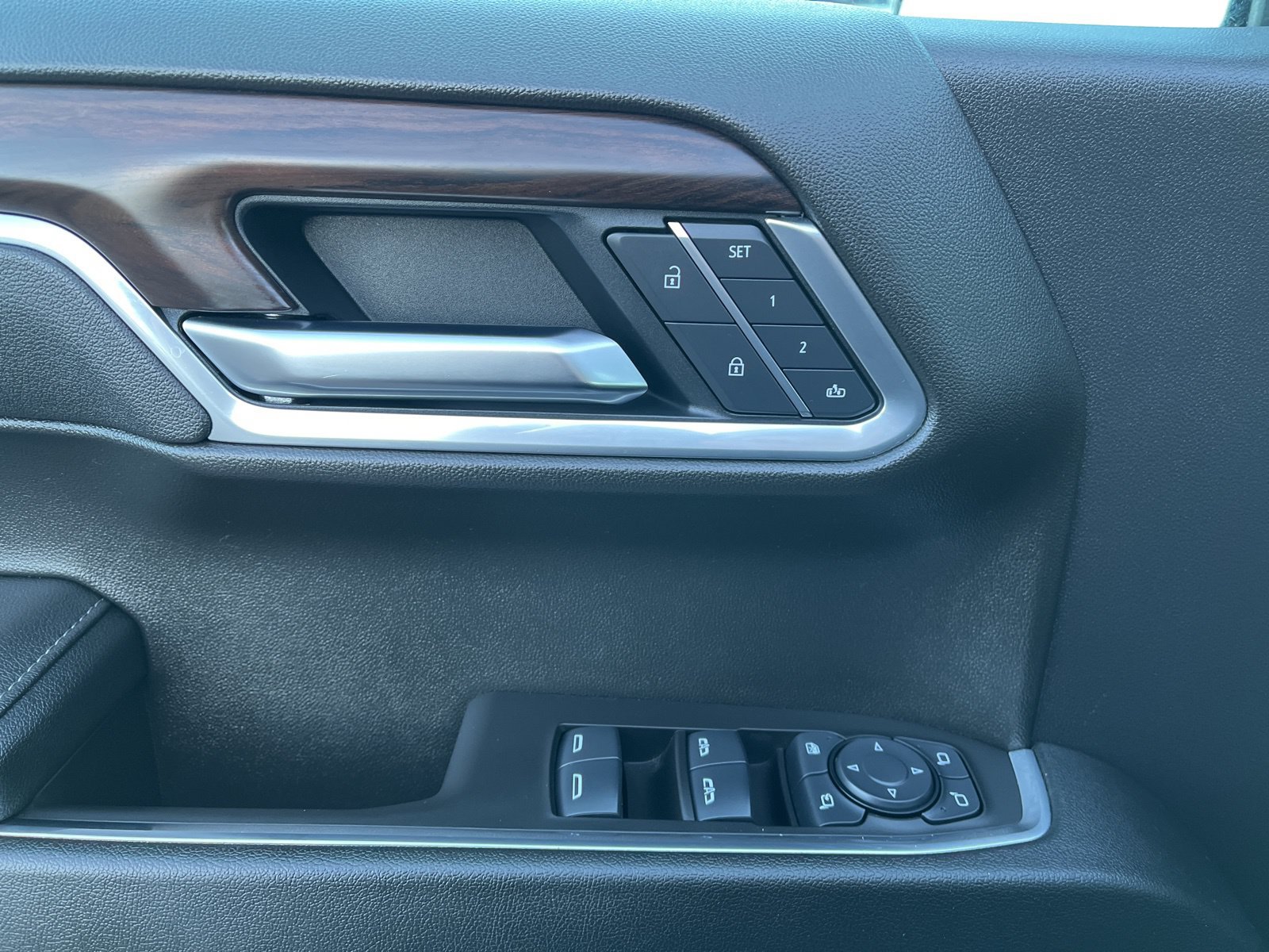 2025 GMC Sierra 1500 SLT - Photo 23