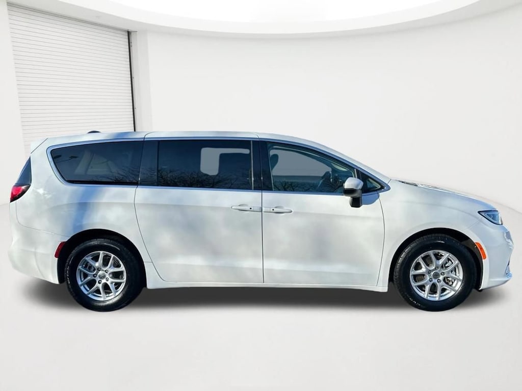 Used 2023 Chrysler Pacif Tourl