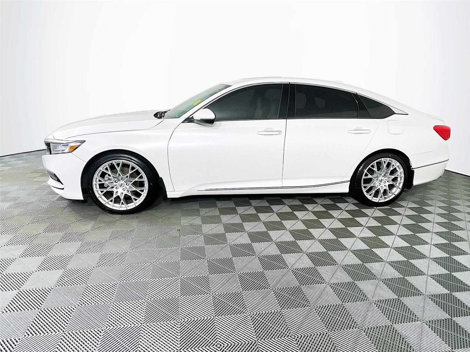 2018 Honda Accord Touring photo 4