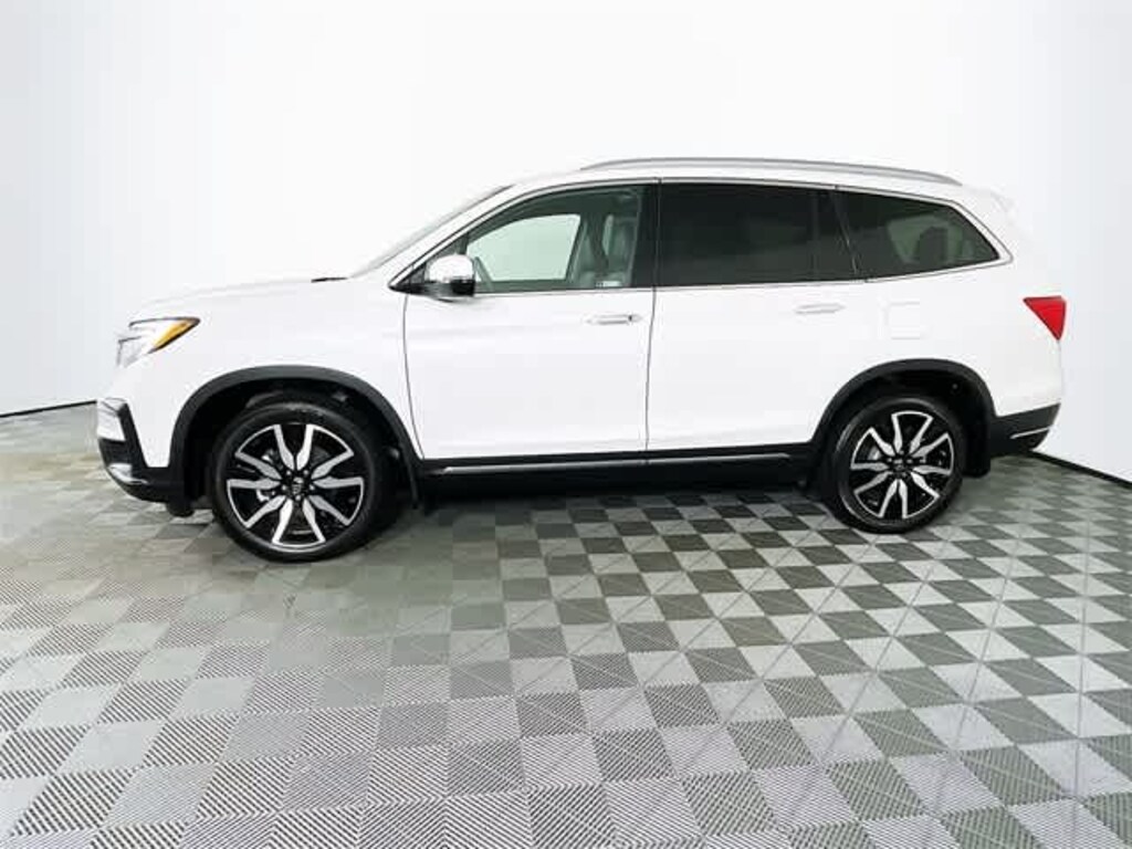 Used 2022 Honda Pilot Touring w/Rear Captains Chairs SUV