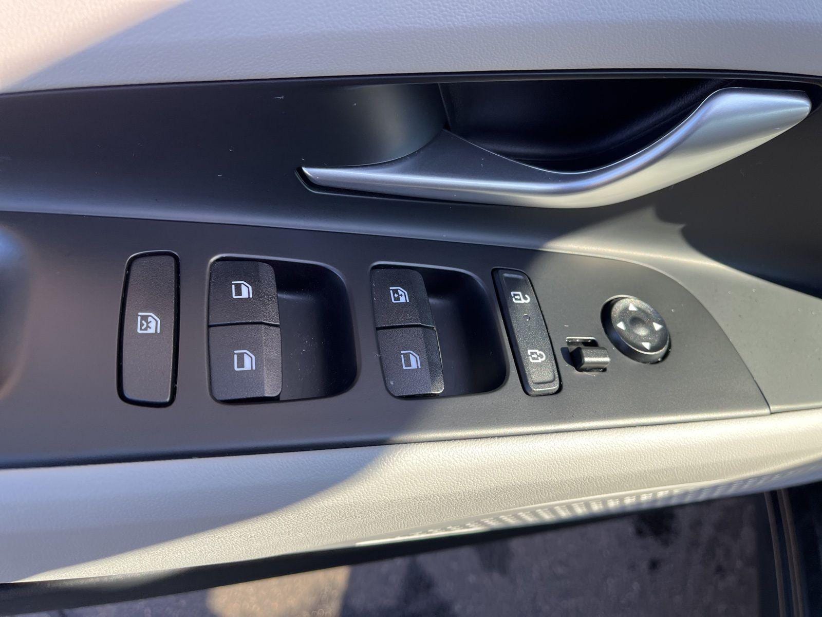 2025 Hyundai Elantra Limited - Photo 24