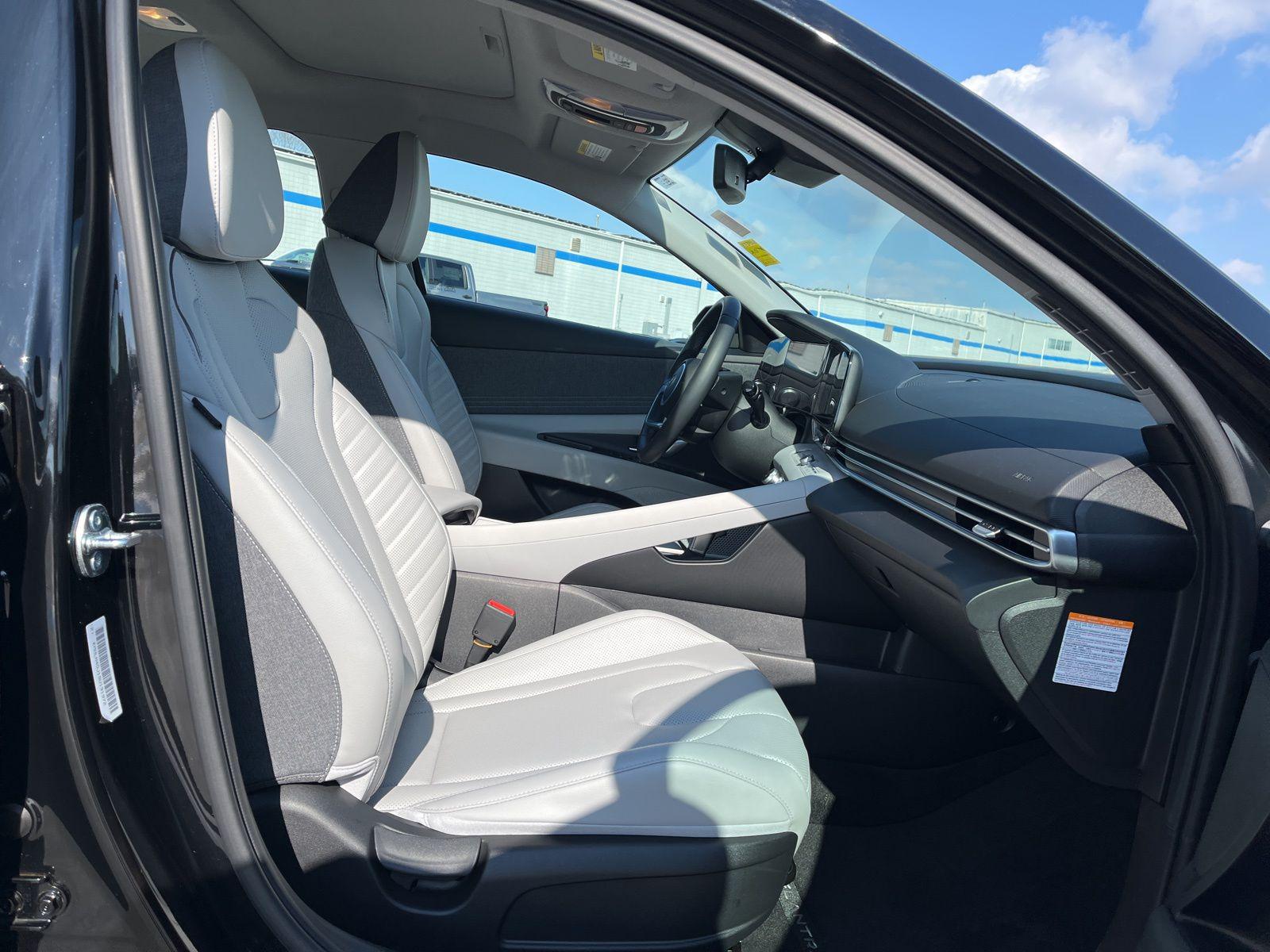 2025 Hyundai Elantra Limited - Photo 19