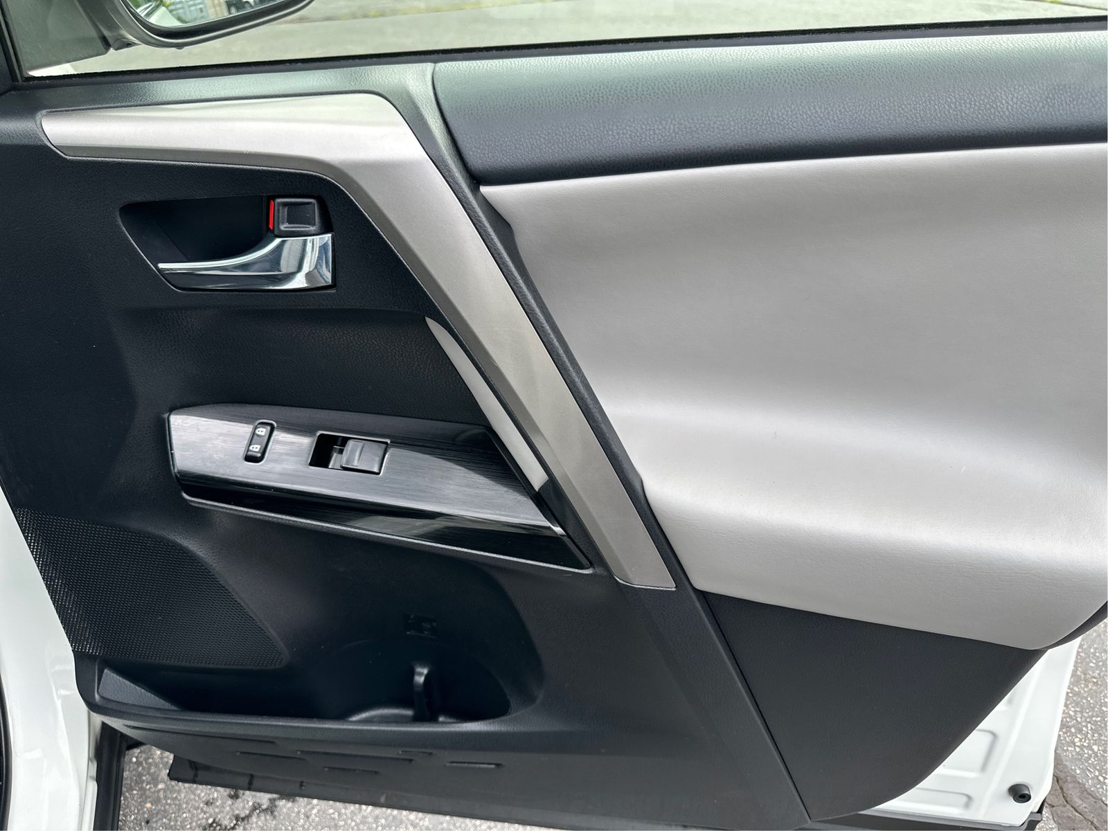 2018 Toyota RAV4 Limited - Photo 22