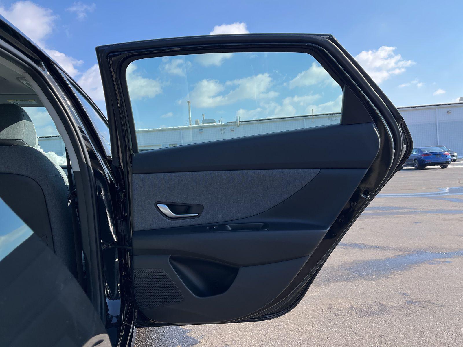 2025 Hyundai Elantra Limited - Photo 16