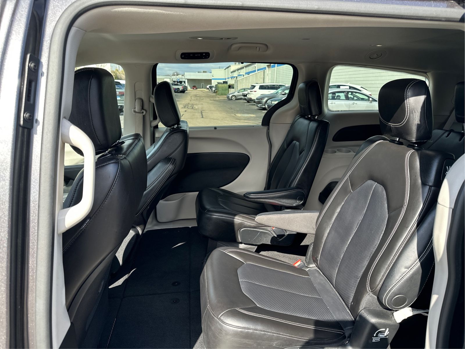 2023 Chrysler Pacifica Touring L - Photo 10