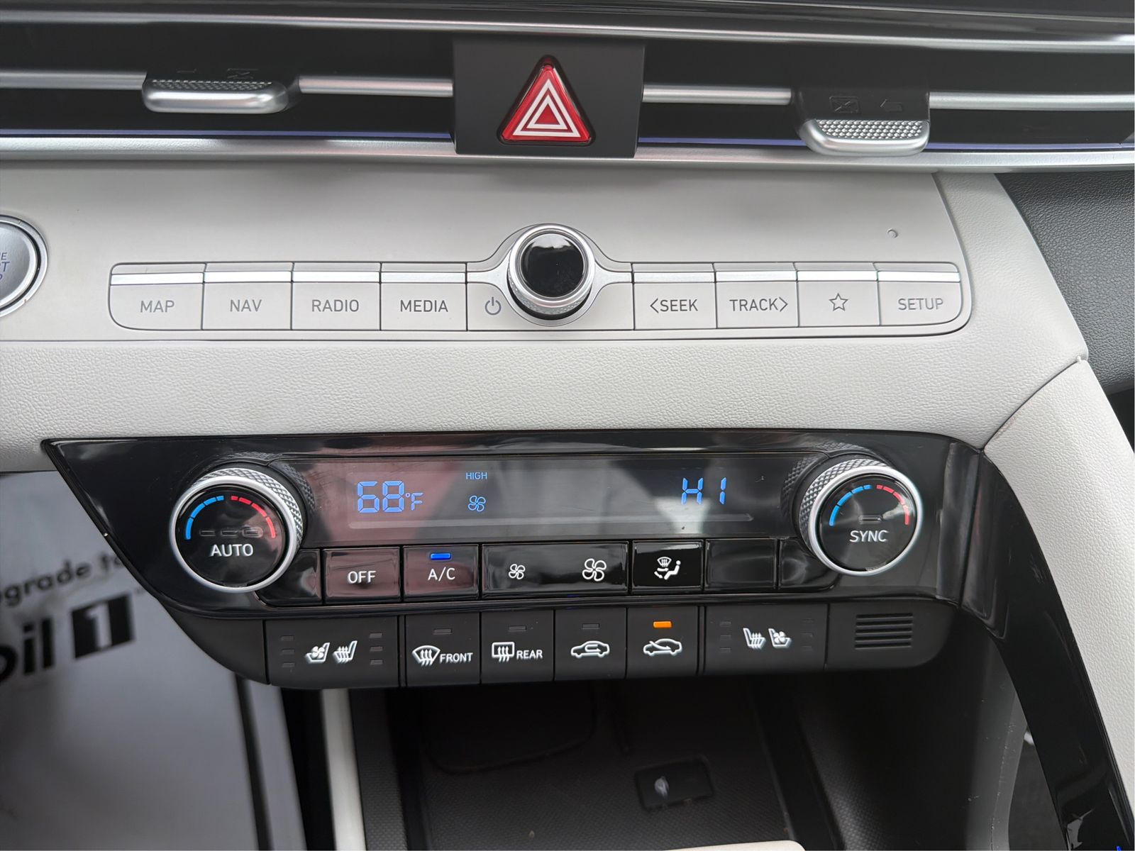 2025 Hyundai Elantra Limited - Photo 28