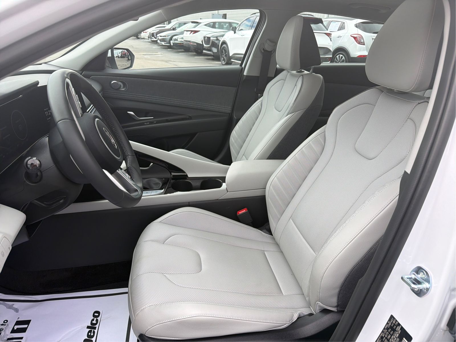 2025 Hyundai Elantra Limited - Photo 9