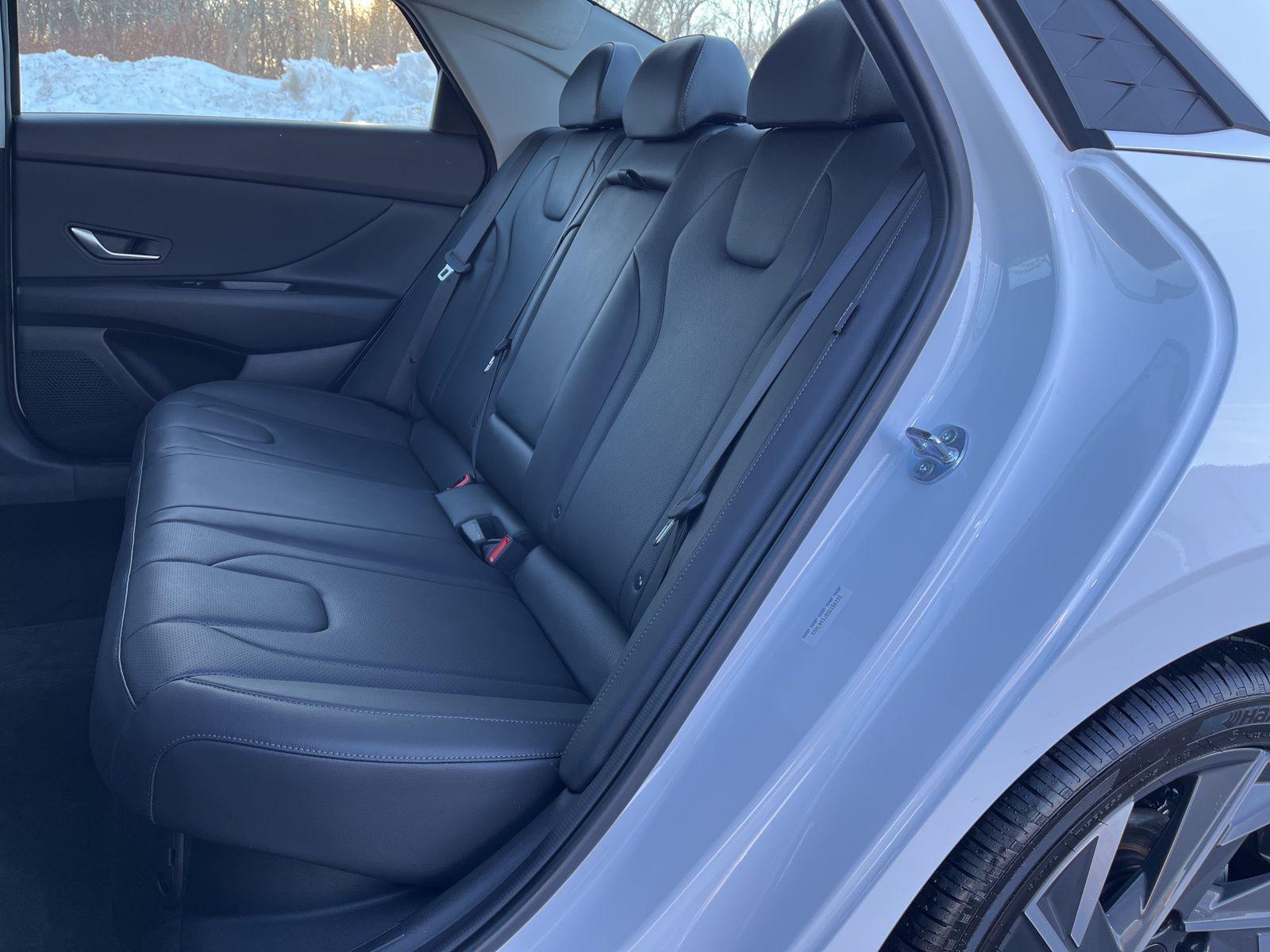 2025 Hyundai Elantra Limited - Photo 14