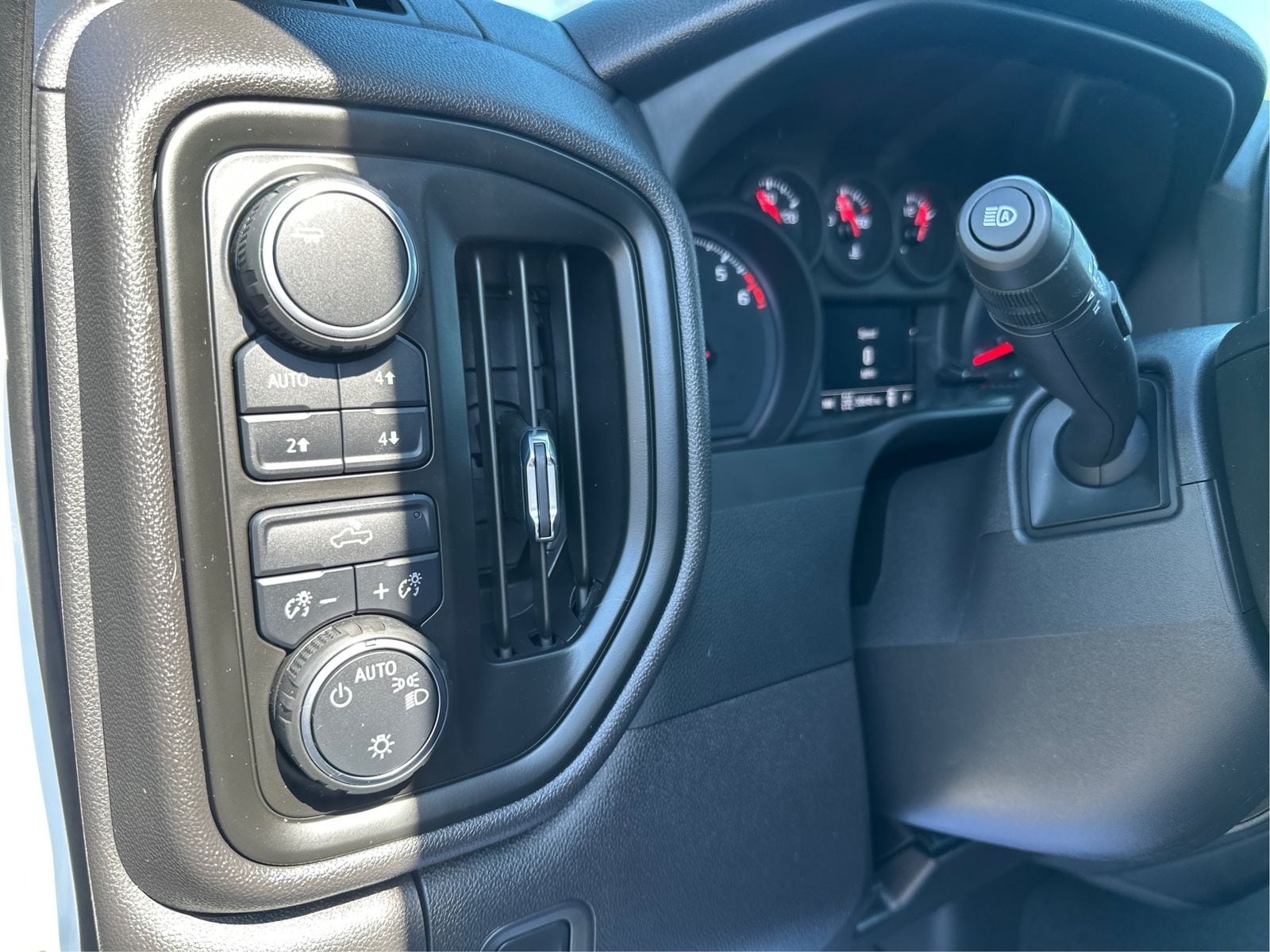 2023 Chevrolet Silverado 1500 Custom - Photo 19