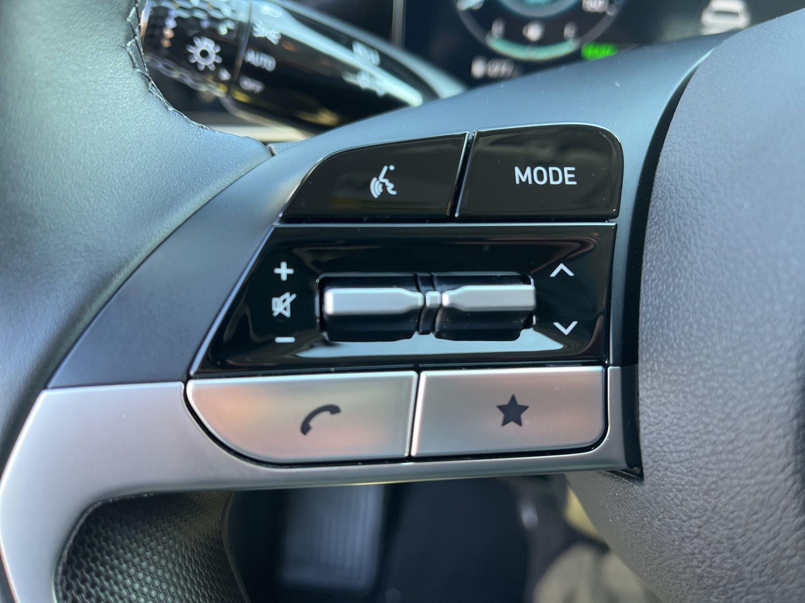 2025 Hyundai Elantra Limited - Photo 25