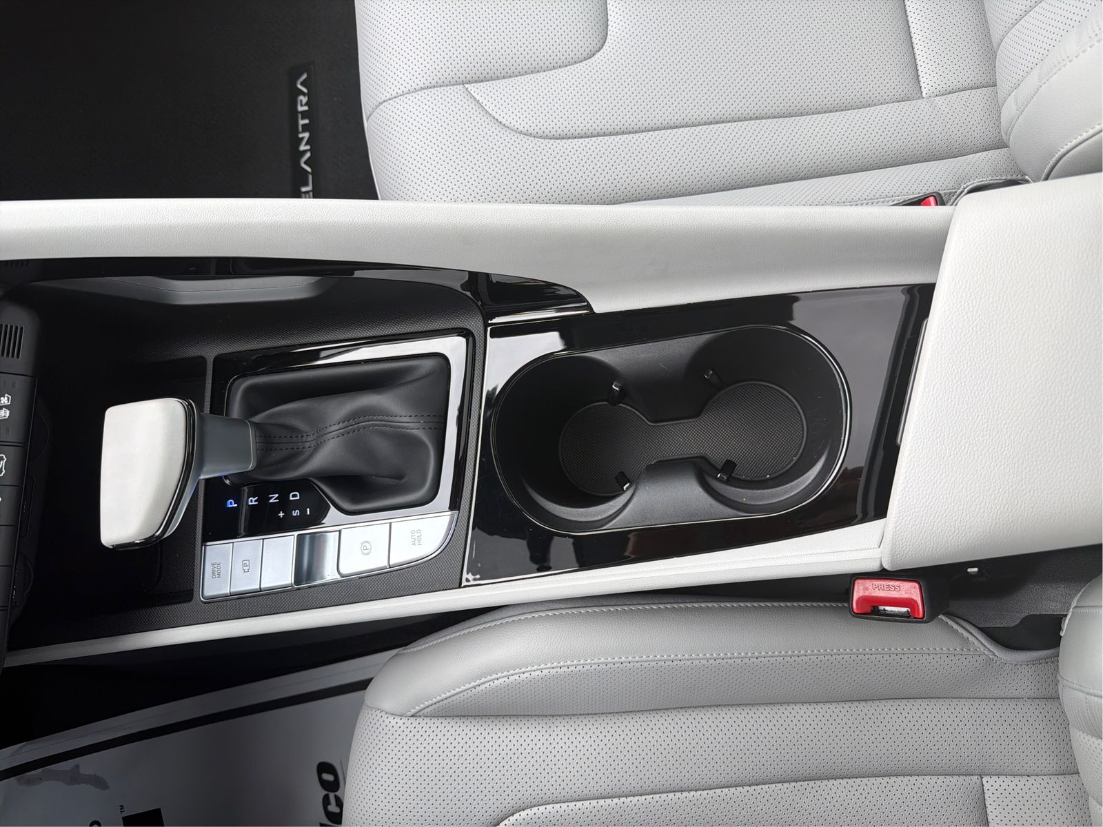 2025 Hyundai Elantra Limited - Photo 17