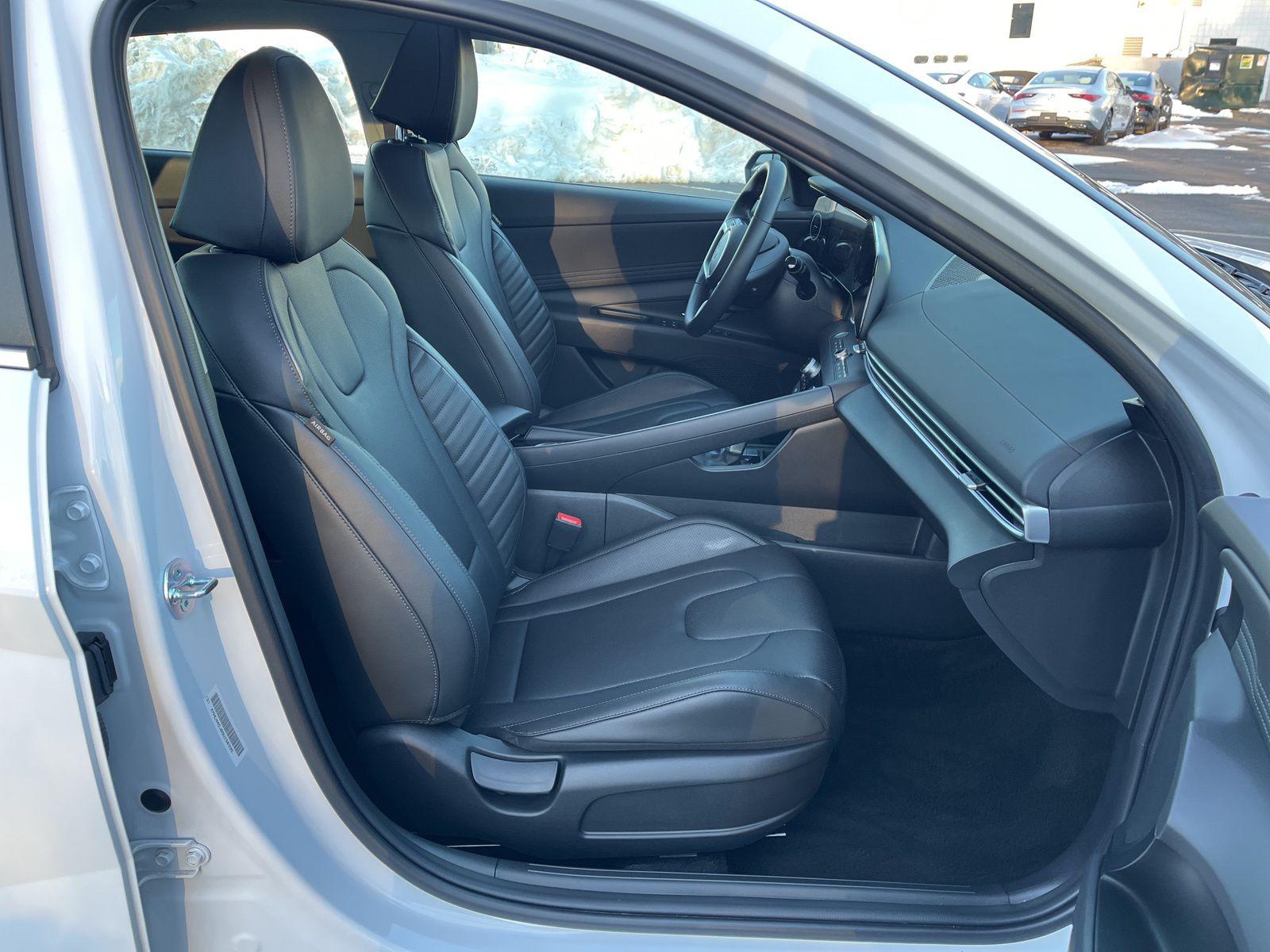 2025 Hyundai Elantra Limited - Photo 15
