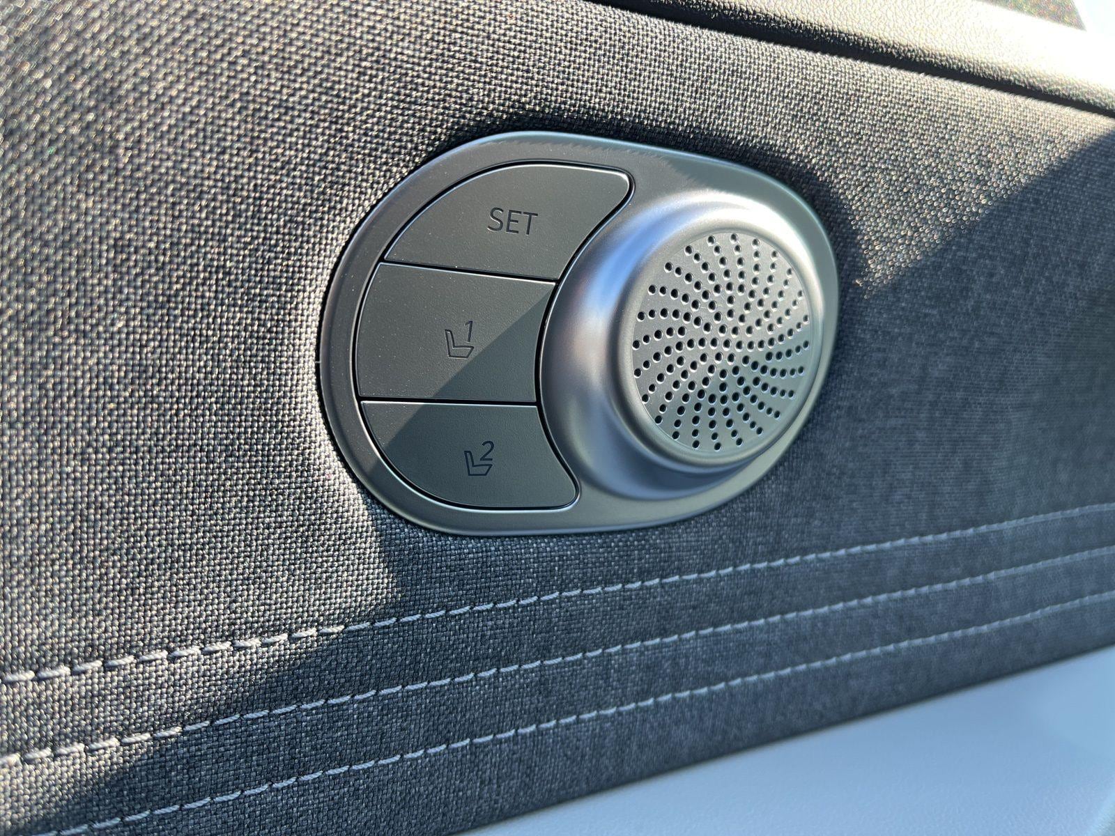 2025 Hyundai Elantra Limited - Photo 23