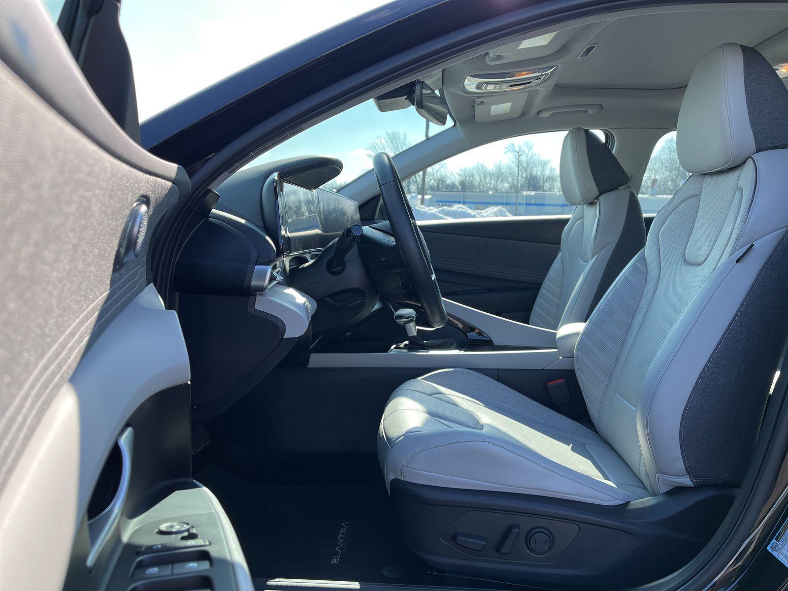 2025 Hyundai Elantra Limited - Photo 17