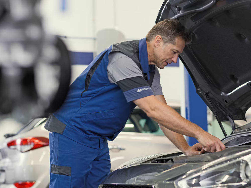 Hyundai mechanic doing tune up