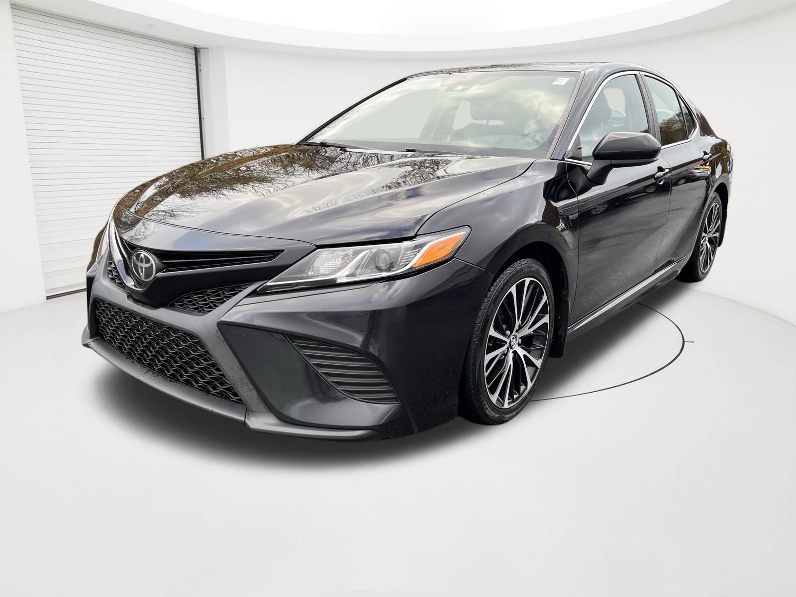 2020 Toyota Camry SE photo 2