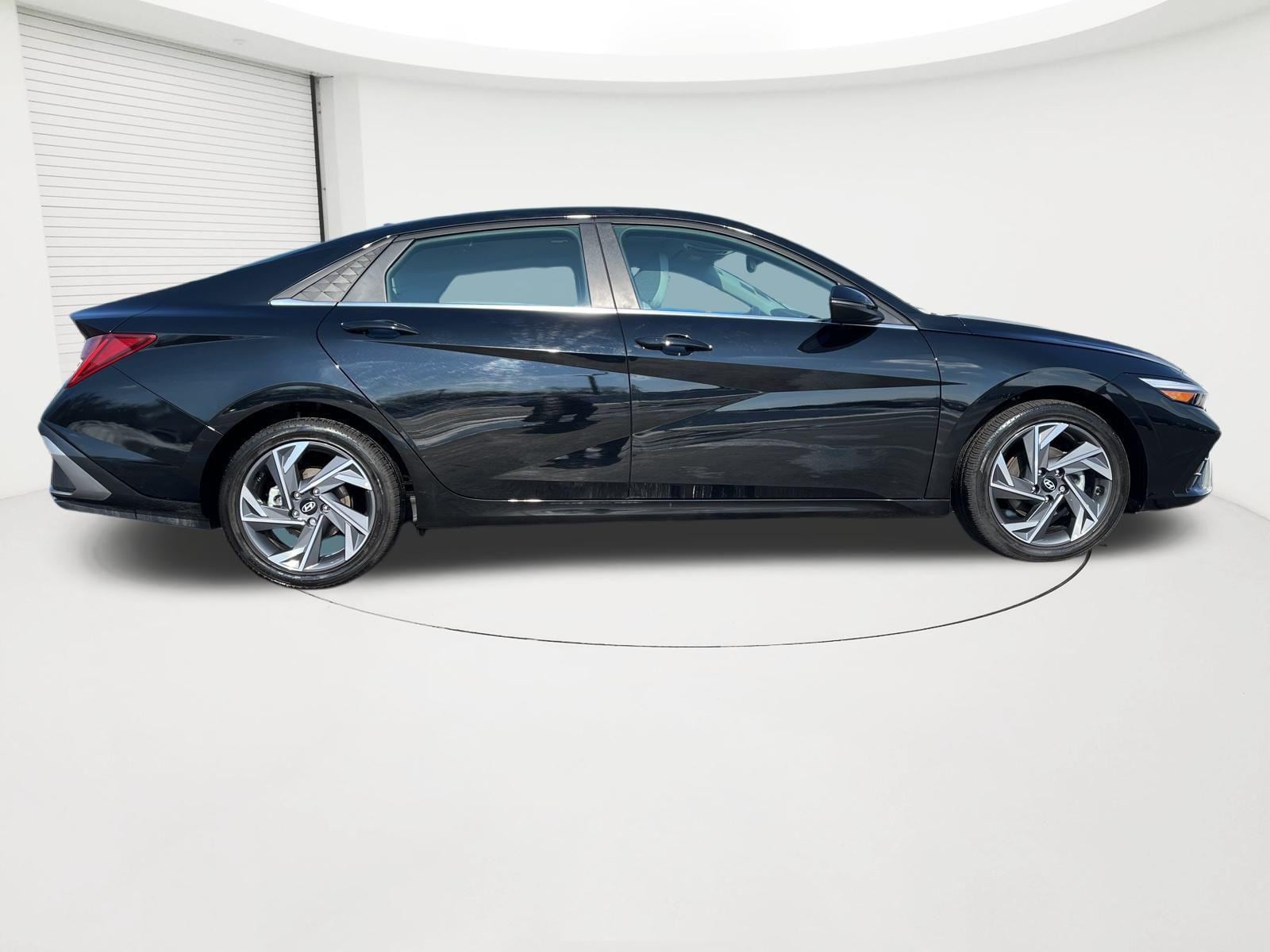 2025 Hyundai Elantra Limited - Photo 8