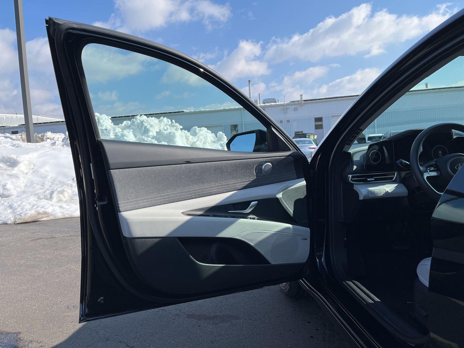 2025 Hyundai Elantra Limited - Photo 13