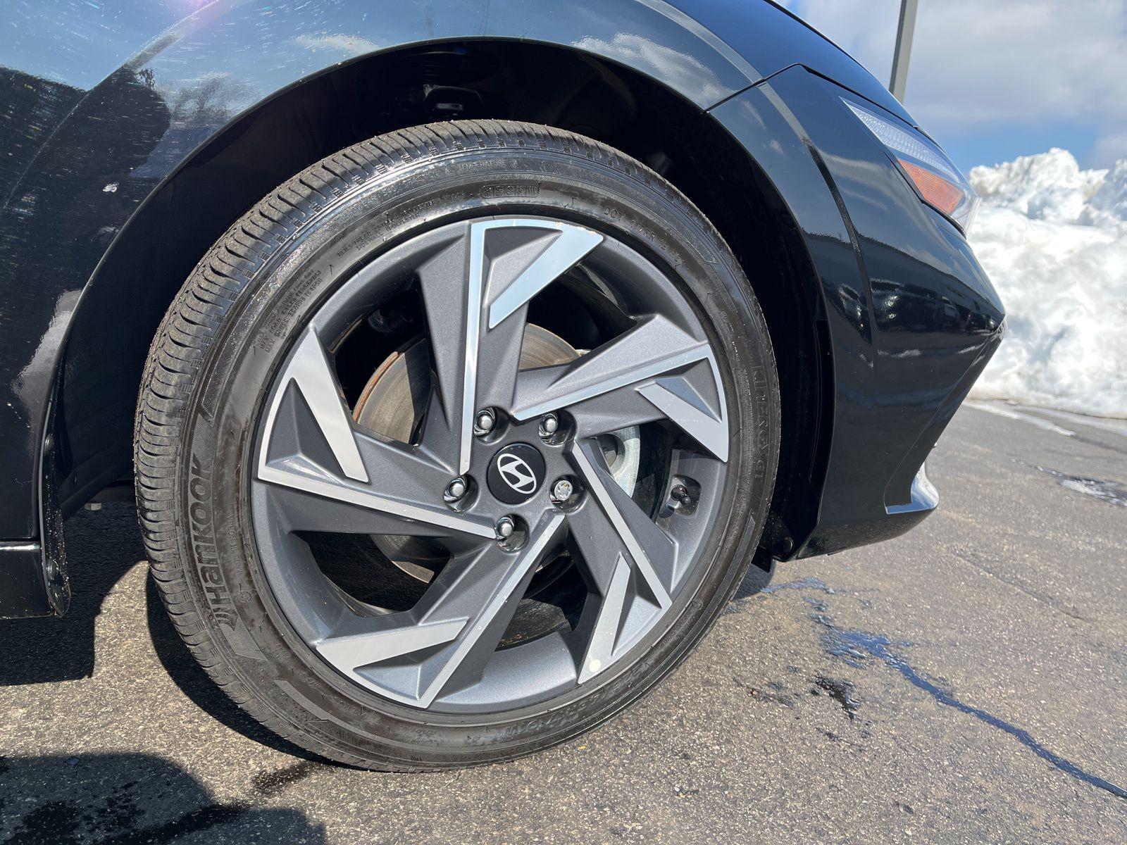 2025 Hyundai Elantra Limited - Photo 12