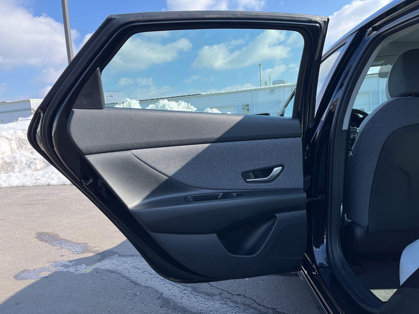 2025 Hyundai Elantra Limited - Photo 14