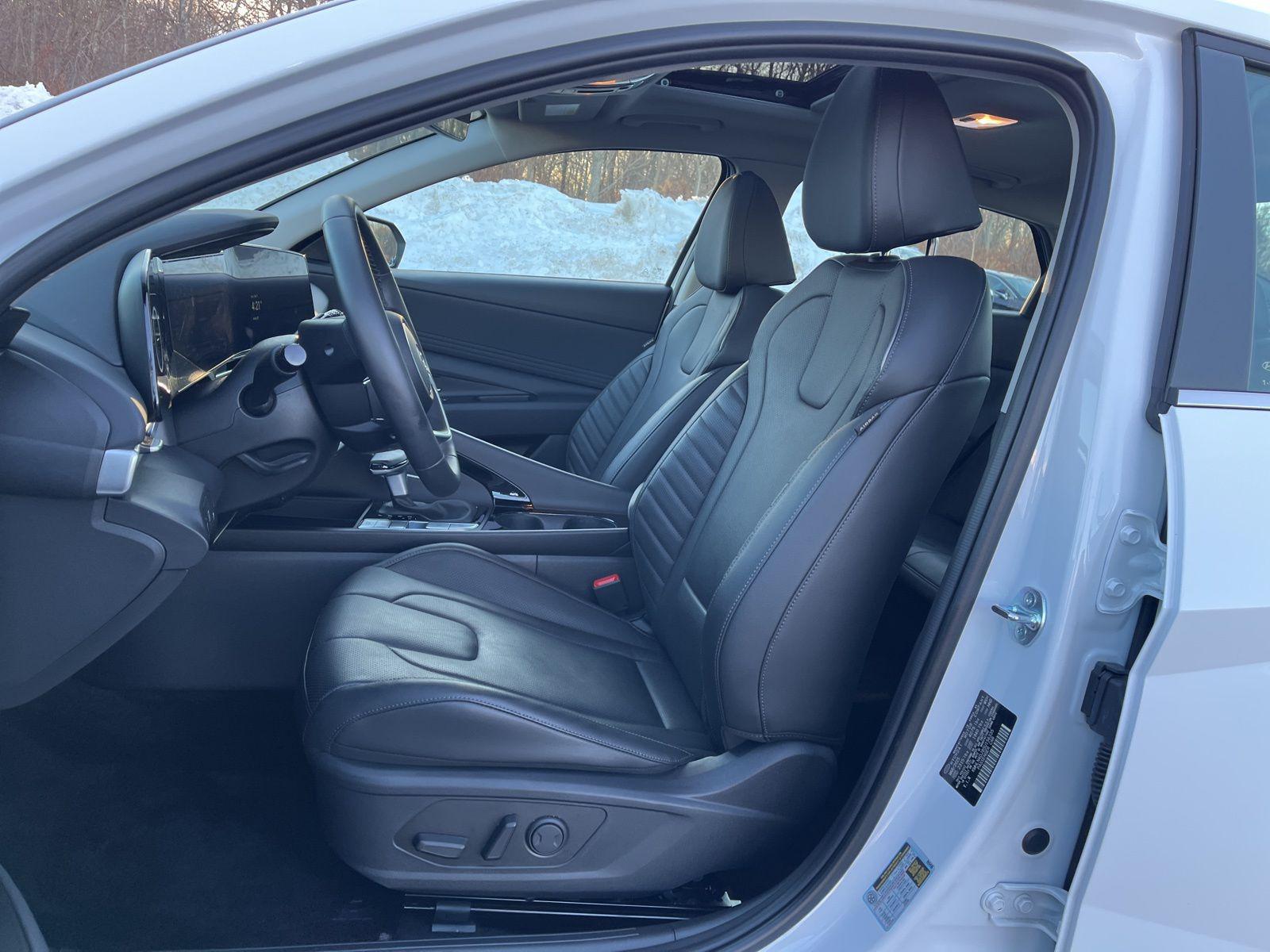 2025 Hyundai Elantra Limited - Photo 13