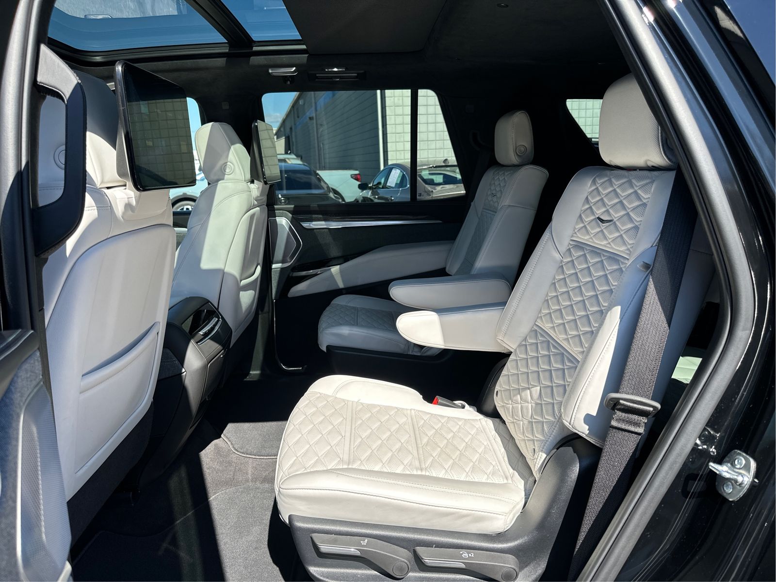 2025 Cadillac Escalade V-Series - Photo 10