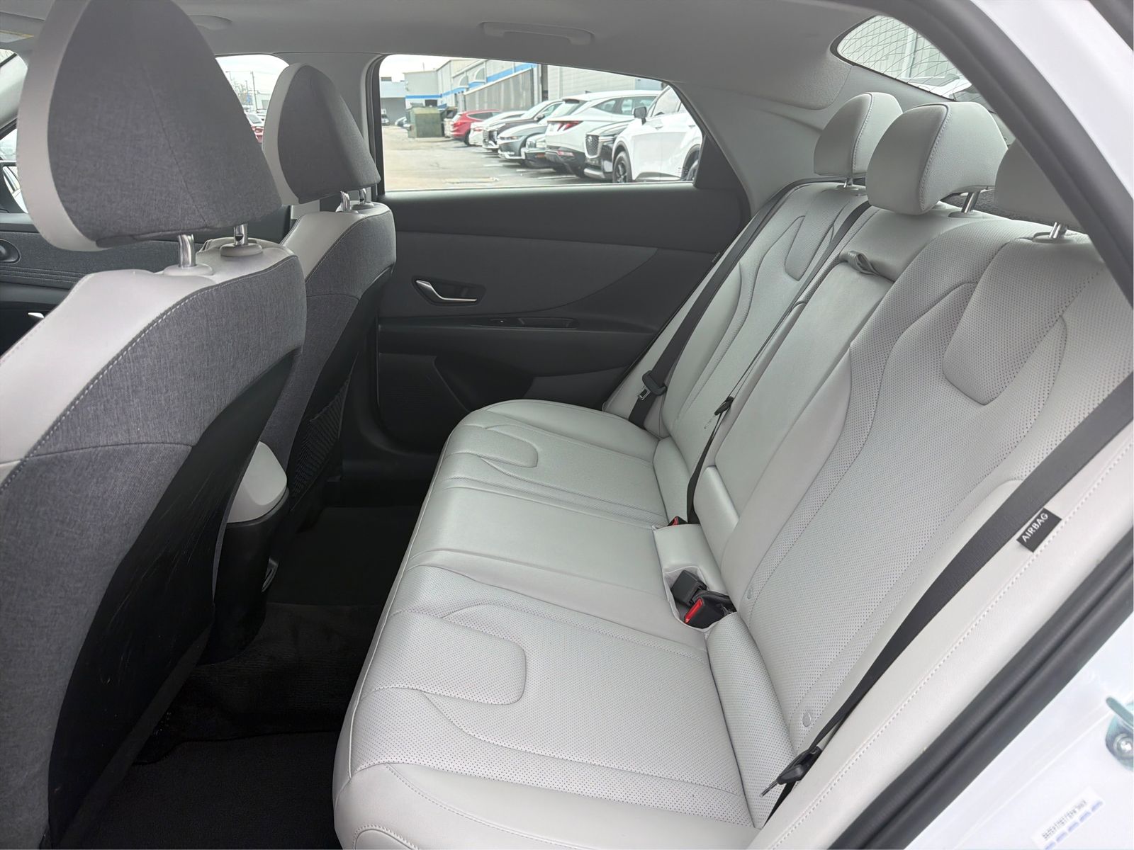 2025 Hyundai Elantra Limited - Photo 10