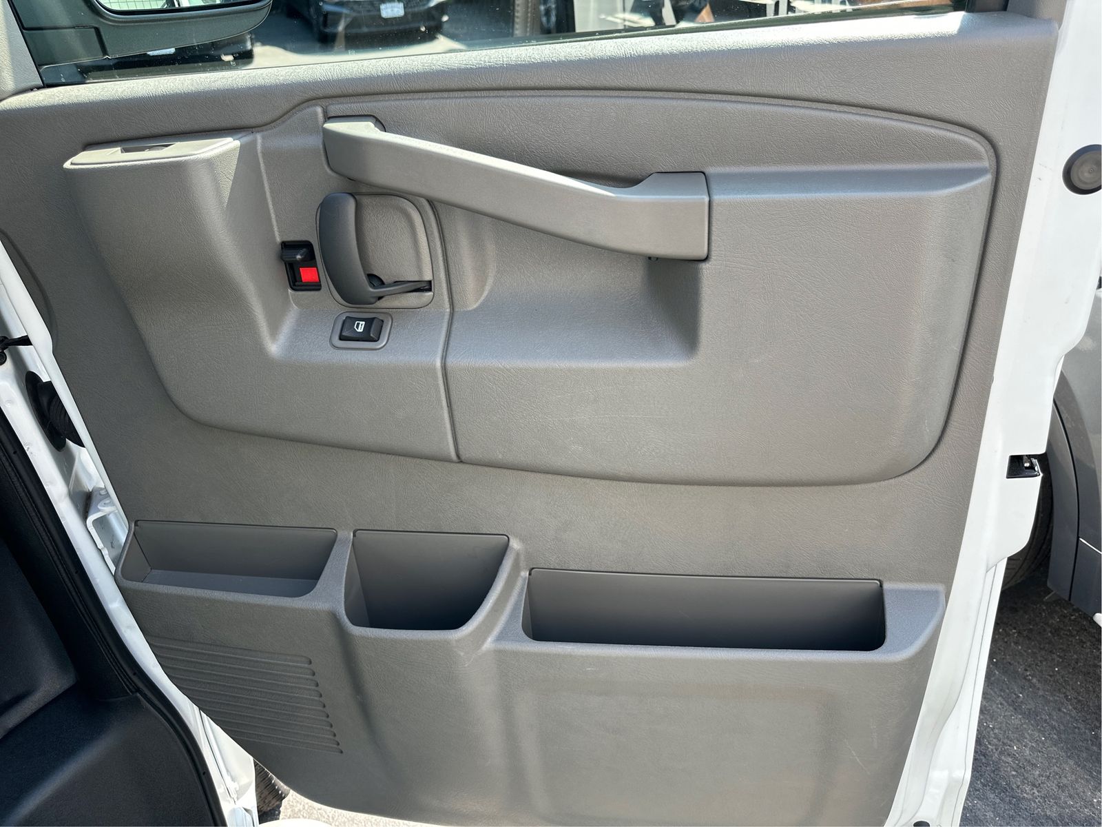 2025 GMC Savana Cargo Work Van - Photo 19