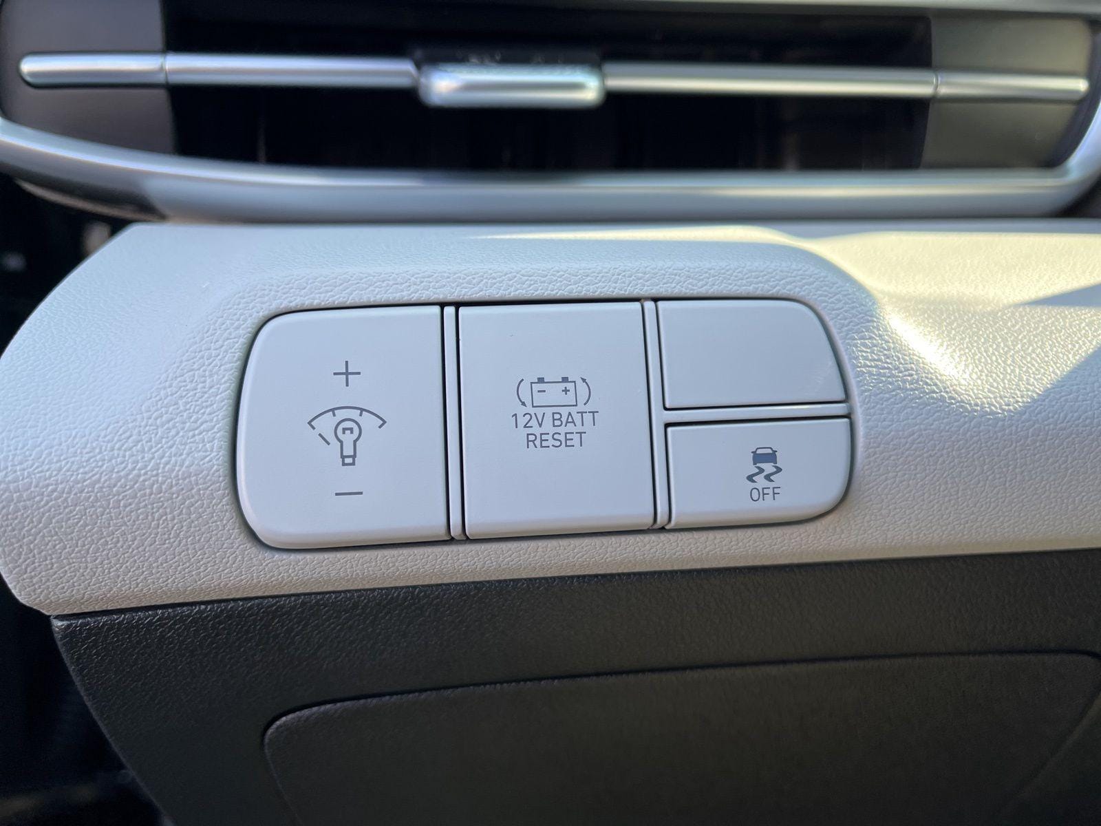 2025 Hyundai Elantra Limited - Photo 31