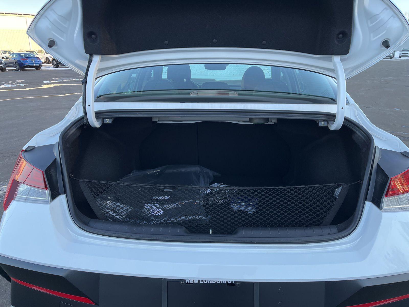 2025 Hyundai Elantra Limited - Photo 19