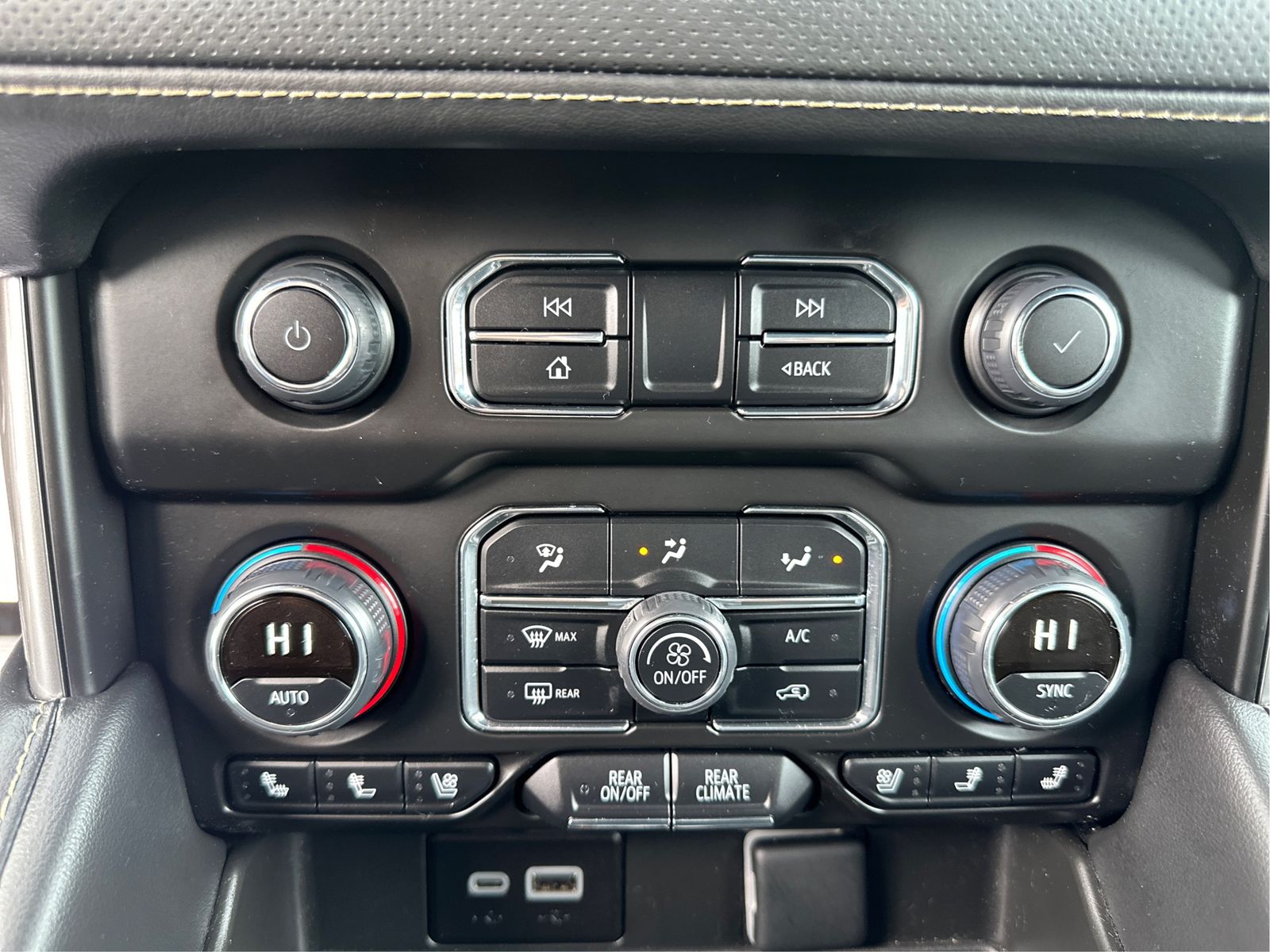 2024 Chevrolet Suburban Premier - Photo 28
