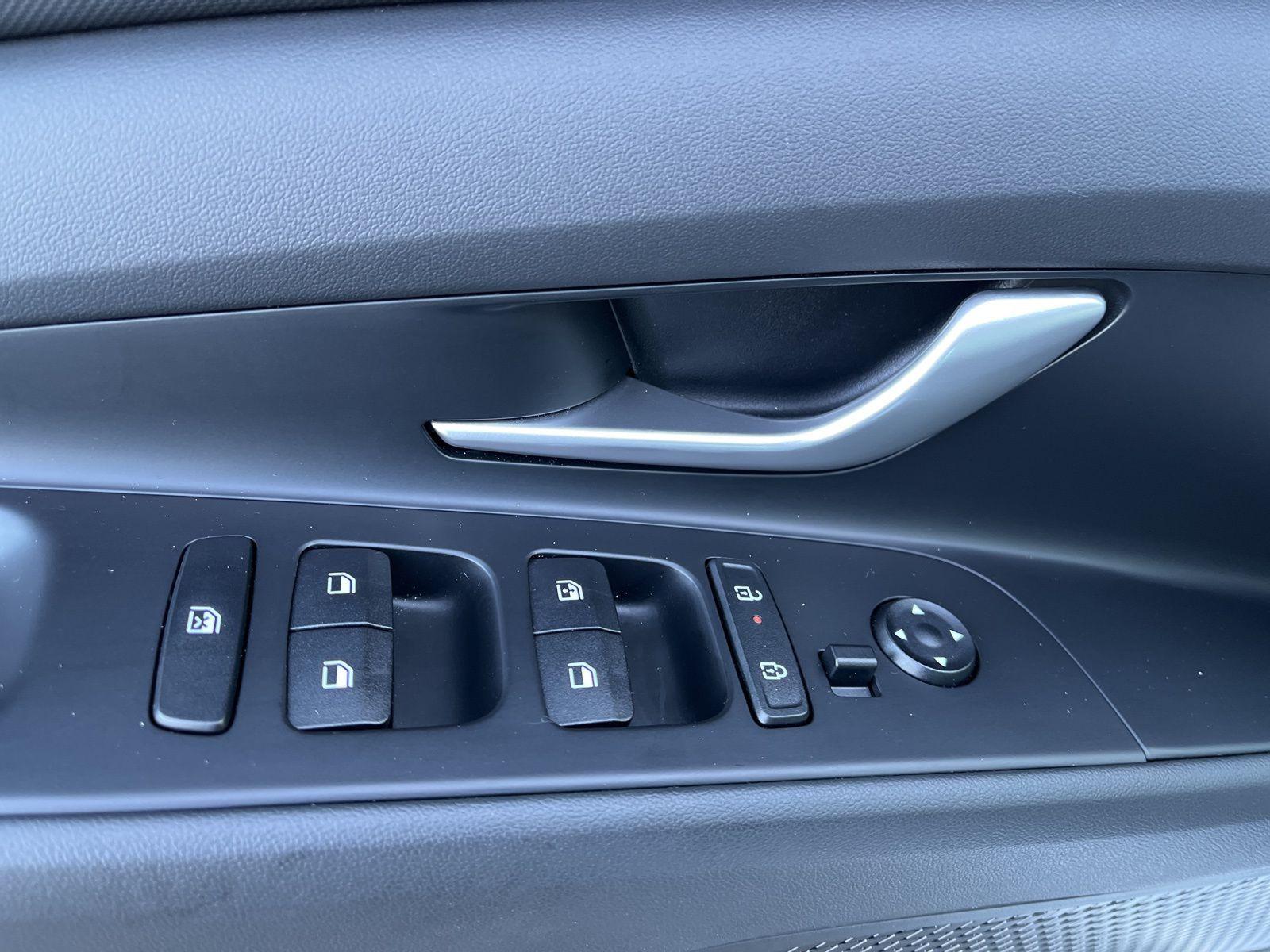 2025 Hyundai Elantra Limited - Photo 23