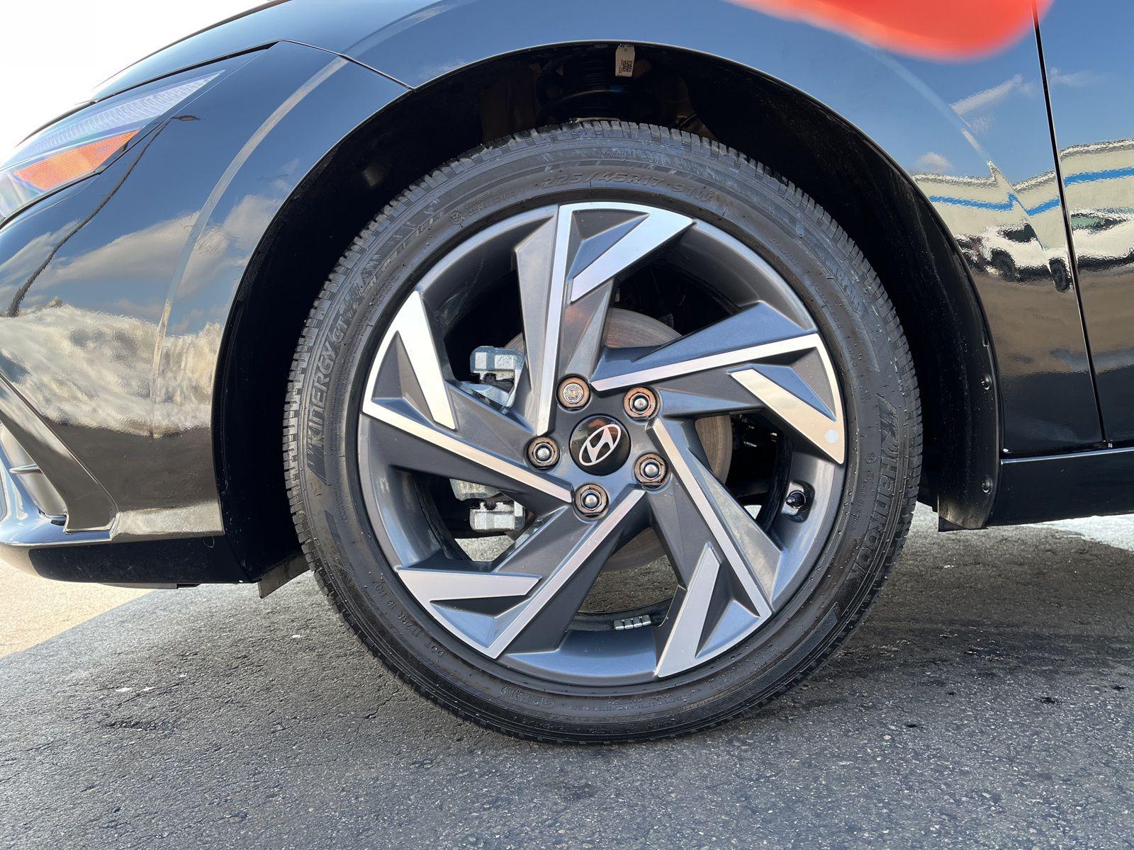 2025 Hyundai Elantra Limited - Photo 9