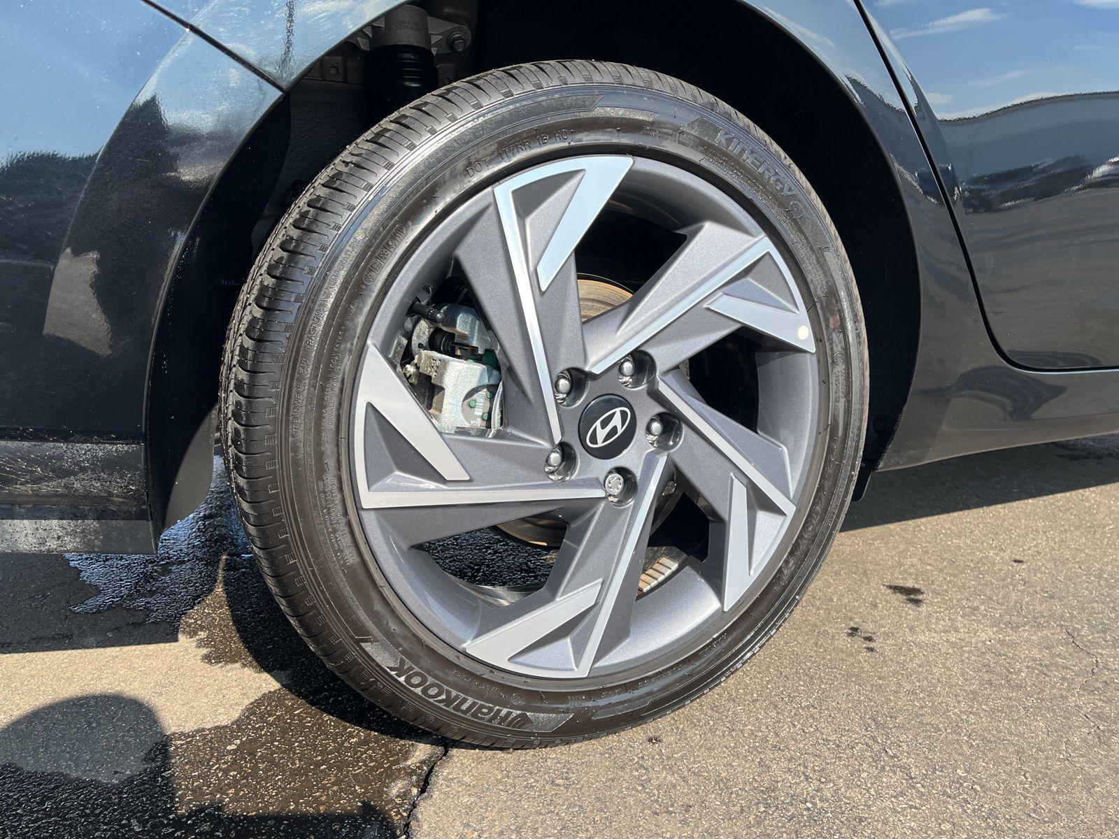 2025 Hyundai Elantra Limited - Photo 11