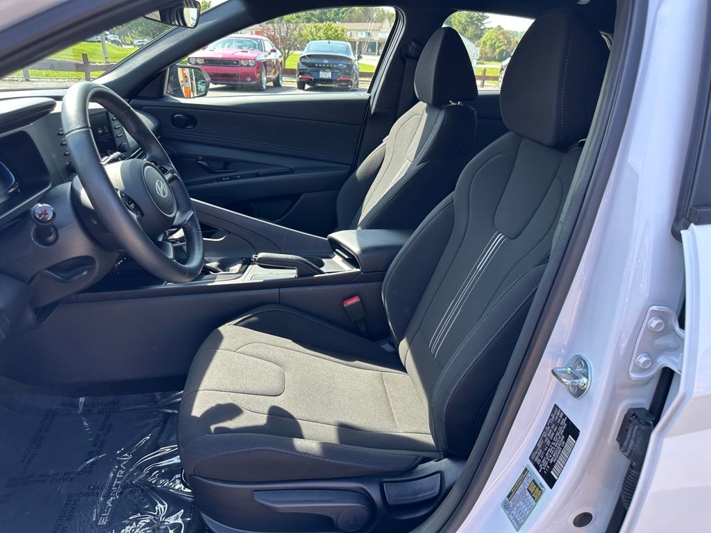 2025 Hyundai Elantra SEL - Photo 13