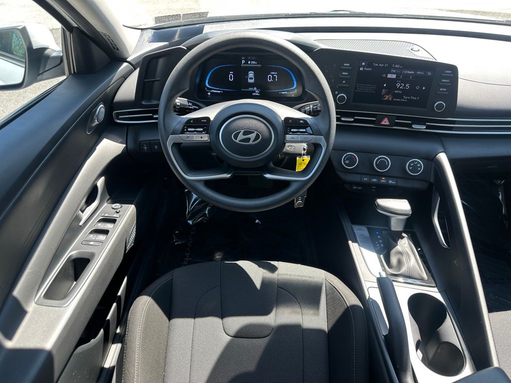 2025 Hyundai Elantra SE - Photo 14