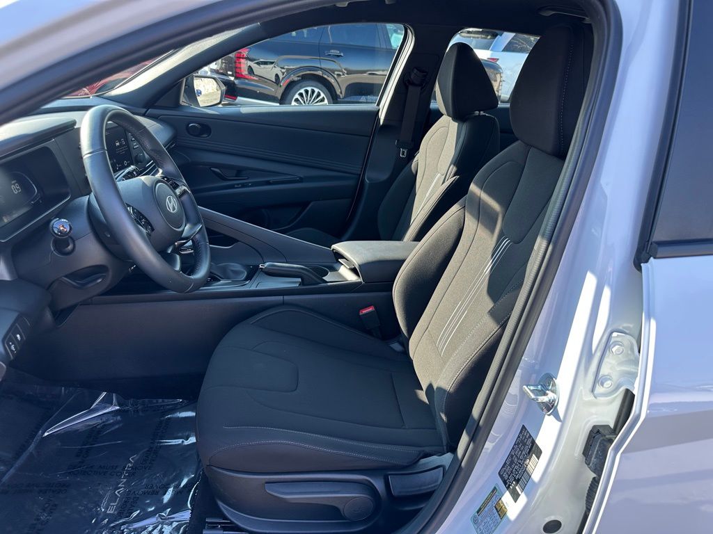 2025 Hyundai Elantra SEL - Photo 13