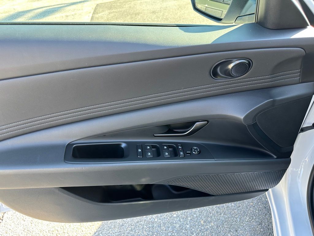 2025 Hyundai Elantra SEL - Photo 12