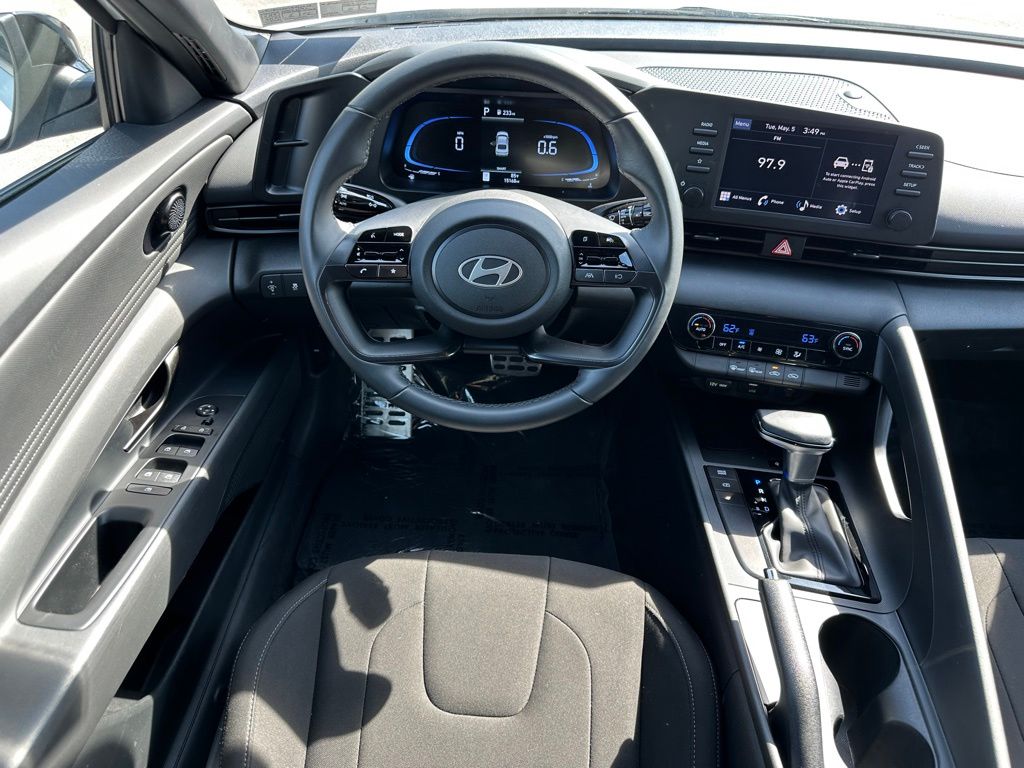 2025 Hyundai Elantra SEL - Photo 16