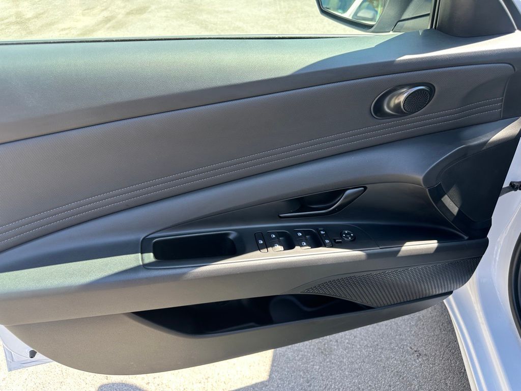 2025 Hyundai Elantra SEL - Photo 12