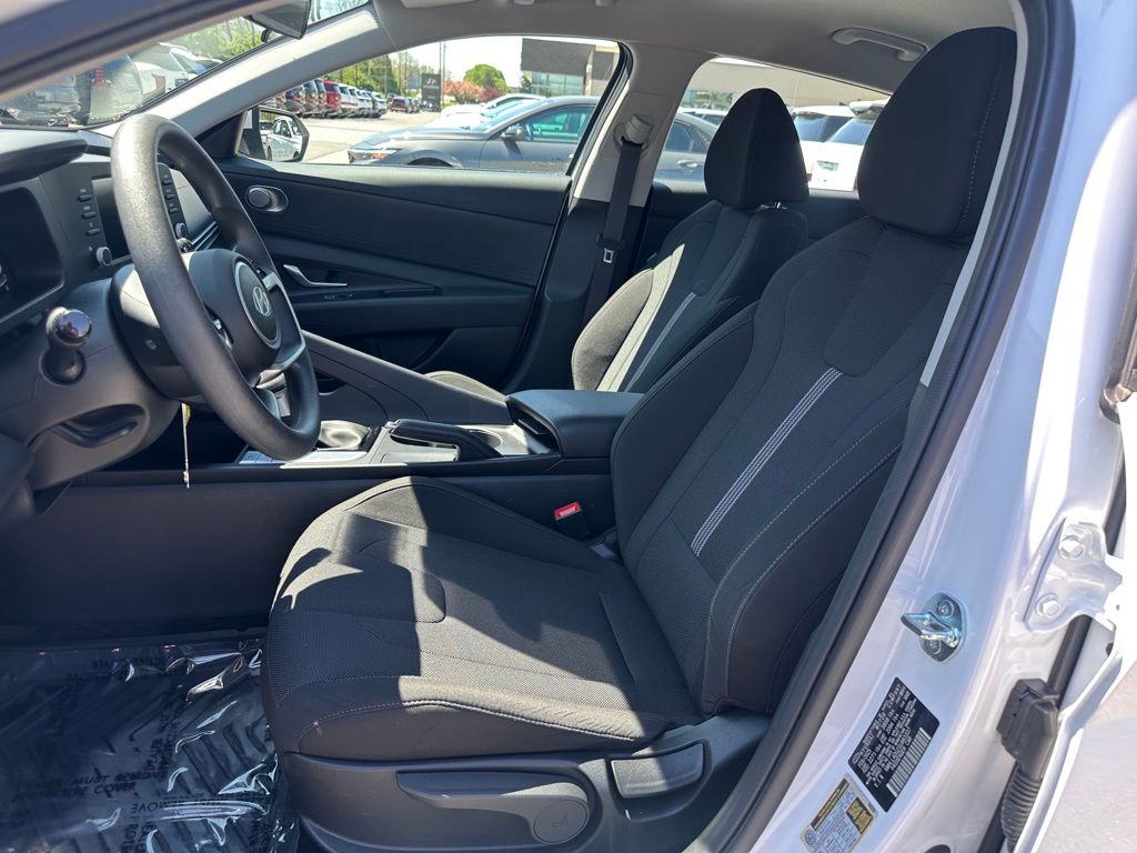 2025 Hyundai Elantra SE - Photo 13